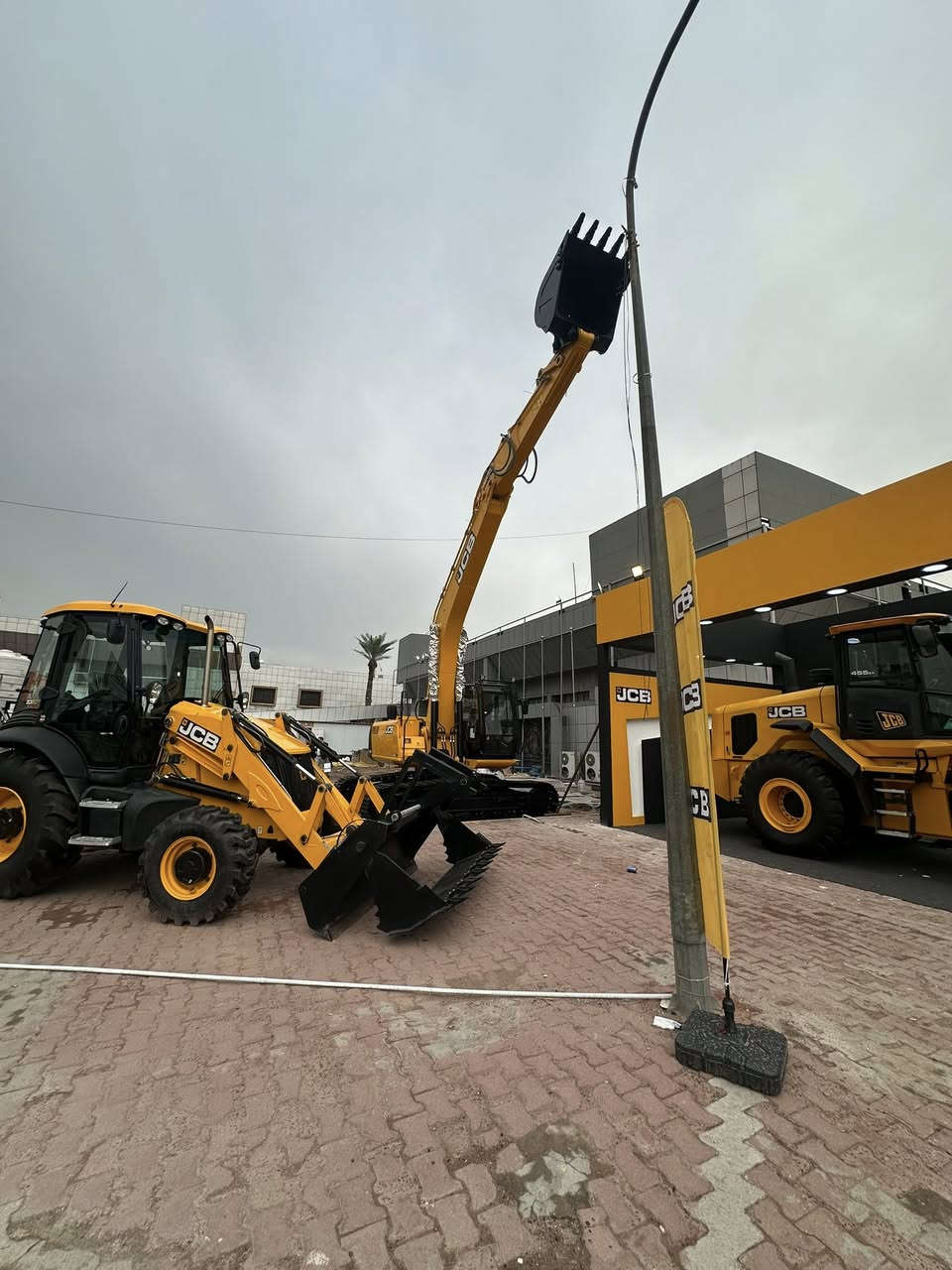 حفارة JCB 205LC – القوة البريطانية في موقع العمل

JCB 205LC – لما القوة تكون فعلًا مو دعاية

مو كل حفارة تشتغل عدل بس لأن اسمها معروف
ومو كل لون برتقالي يعني تحمّل حقيقي بالموقع

JCB 205LC مصممة للناس اللي تشتغل يوميًا،
مو للي يحبون يقضّون وقتهم بين الأعطال وقطع الغيار.

ليش JCB 205LC؟
• أداء ثابت بدون مفاجآت
• هيدروليك يشتغل بسلاسة من أول يوم لآخر يوم
• تحمّل عالي حتى بأقسى ظروف العمل
• استهلاك وقود محسوب… مو حرق على الفاضي
• آلة تشتغل أكثر مما تحچي

إذا تعبت من حفارة
اسم ها أكبر من شغلها
يمكن حان الوقت تغيّر 

تواصل ويانا وخلي الشغل هو اللي يحچي 

الجودة التي تعتمد عليها… والقوة التي تحتاجها.
***********
#معدات#jcb
