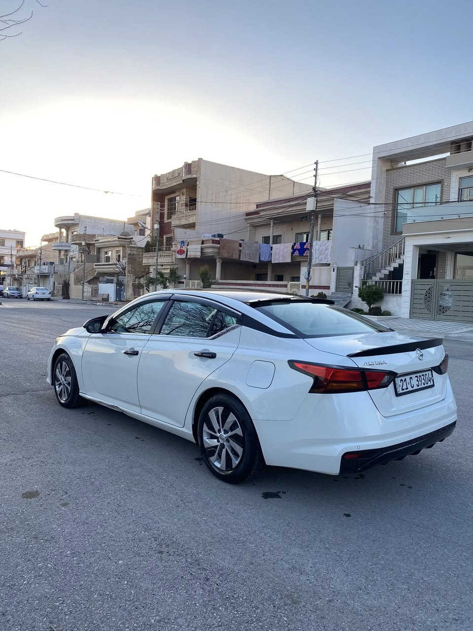 نیسان ئاڵتیما ٢٠١٩
خلیجی سفری ئێرەیە
تەحویل و خەرامە بە شەرت بە ناوی خۆمانە
گێر و مەکینە و کارەبایی بە شەرت
کامل سێرڤسی تازە کراوە
٤ تایە و ویلی تازەیە 
دەعم و لێدراو و قرچی نیە 
ئێرباگ بە شەرت نەتەقیوە
٦ پارچە پەمپە لەسەر شوخت بێ مەعجون
چونکە بۆیاخی سەدەفە لەبەر ئەوە پەمپ کراوە
سەیارەکە ماڵی دۆستە یەک ٢٥٠ مەسرەفی تیا نیە 
رەقەمی خاوەنی 
***********
سعری ١٣٣ وەرەقە و کەمێ معامەلە
