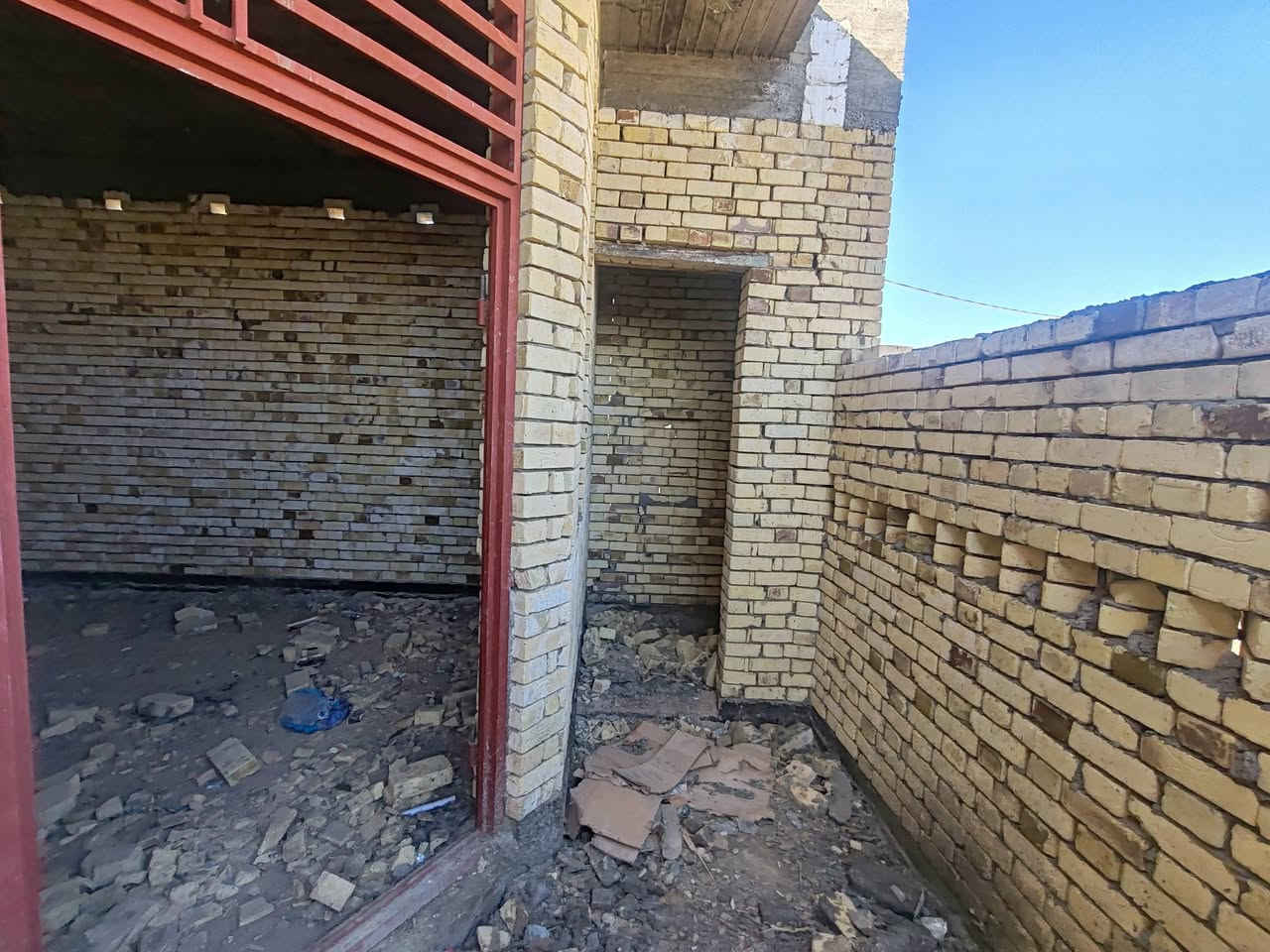 هيكل مسقف بالشهداء  مساحه ١١٠ مربعه يم الركن وجه  ٨مترو٨٠ سنتم نزال ١٢ ونص مسقف بناء درجه اولى كله طابوق عكيل دفان تراب زين شيش ماس نوعيه زينه اسمنت مقاوم شبابيك أبواب ٣ جنل قرب المدرسه خريطه مهندس *********** بيه الاتصال
