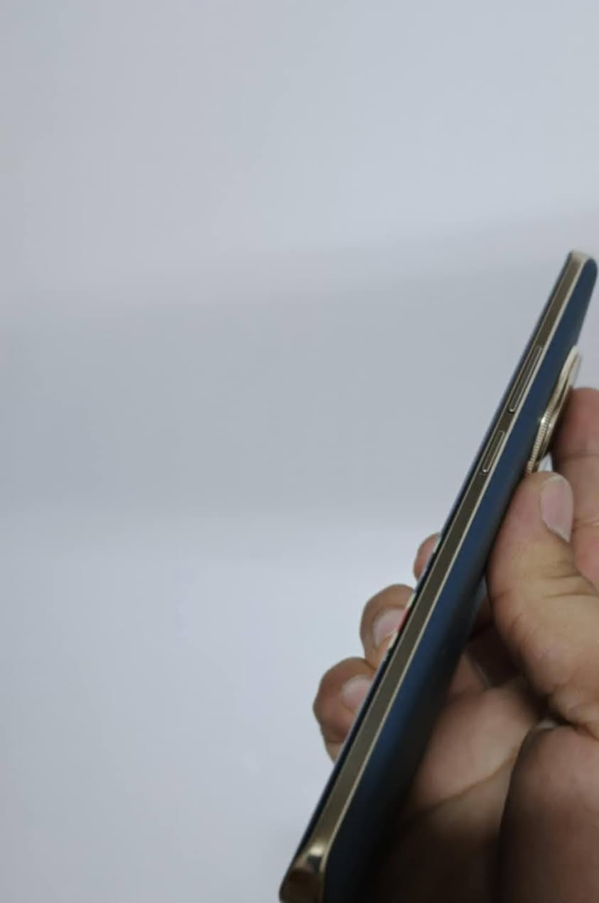 السلام عليكم غني عن التعريف 
عملاق ريلمي 13برو بلس ملك التصوير 
مستخدم نضيف لوك مكفول
كامرات سوني 50+50+50 بتقريب حقيقي 120X
رام12 ذاكره 512
معالج سناب دراكون 7sgen2 
باتري5200 بقدرة شحن 80واط 
شاشه امولد منحنيه 
صوت ستيريو سبيكر 
اندرويد 15 واجهة ريلمي UI6
السعر400 وبي مجال شي قليل مكاني موصل جانب ايسر 
شراي راسلني *********** وتساب موجود

