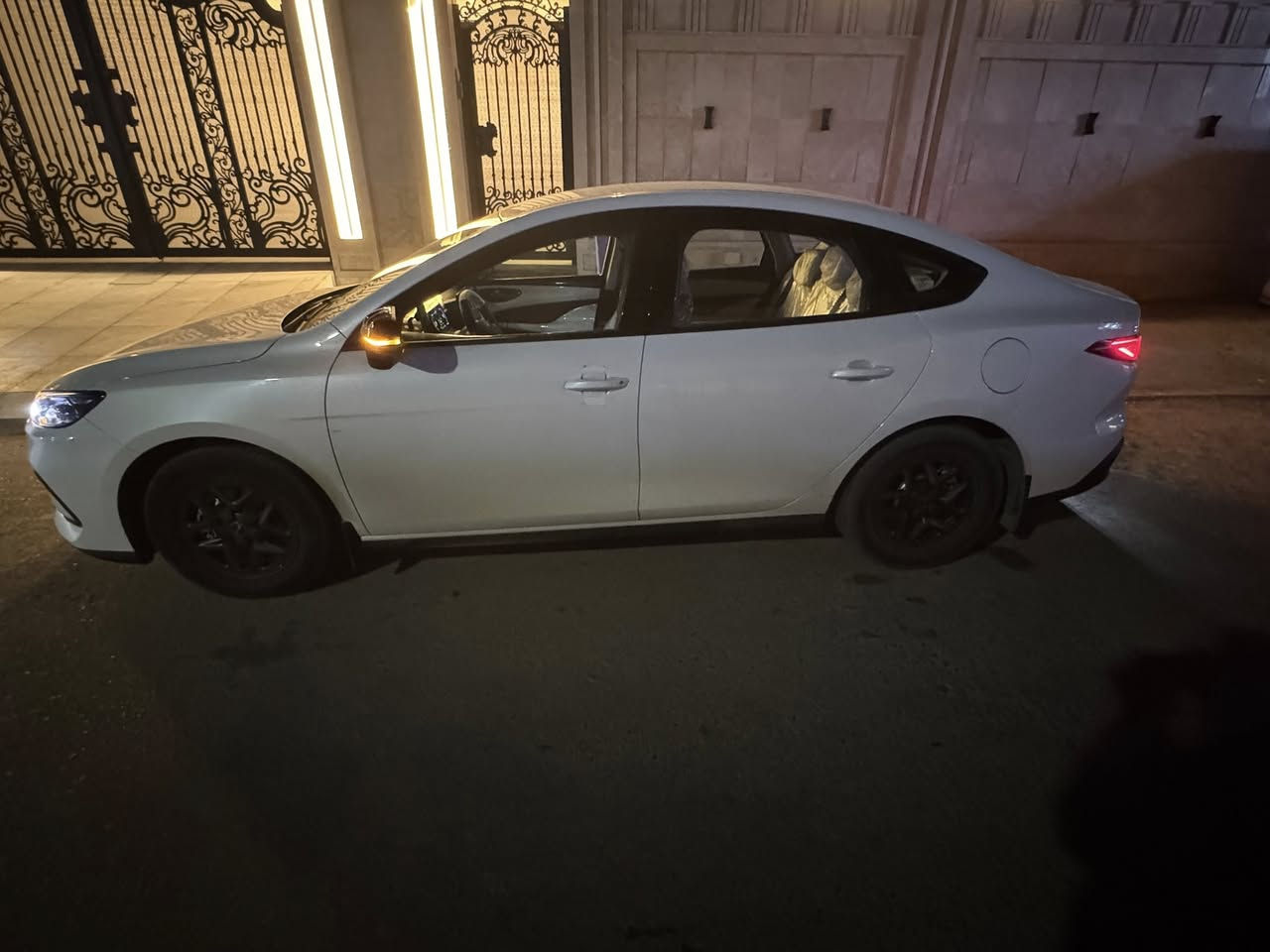 السلام عليكم 
سيارة BYD  للبيع 
BYD  سيل 5 نص مواصفات 
سيارة نظيفة جدا جدا 
تغليف ارضية 
تغليف كشنات 
تغليف دواخل 
رقم بغداد شبه مميز حلو 
ماشية 5000 راح تدخل 6000
السيارة مشتريها صار شهر ونص 
بعدها باسم ابو المعرض 
ملاحظة / السيارة ما وياها شاحنة 

مكان السيارة / الفلوجة 

السعر 17مليون و 700

للتواصل / ***********
