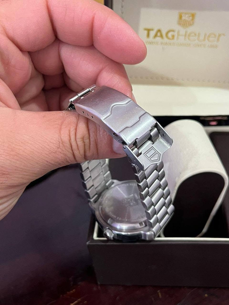 ⌚ للبيع: ساعة TAG Heuer Formula 1 الأصيلة
عشاق الفخامة والرياضة، فرصة مميزة لامتلاك ساعة TAG Heuer Formula 1 (الموديل: WAC1110-0) الغنية عن التعريف بحالة ممتازة ومظهر جذاب 
✨ أبرز المواصفات:
الموديل: TAG Heuer Formula 1 Professional
المينا (Dial): لون أسود فاخر مع عقرب ثوانٍ أحمر مميز ومؤشرات مضيئة.
مقاومة الماء: حتى عمق 200 متر (Diver 200M).
الحركة: كوارتز سويسري (Quartz) دقيق وعالي الاعتمادية.
السوار: ستانلس ستيل الأصلي متين ومريح.
تواصل خاص 📩


**إذا كنت صاحب هذا الإعلان وتريد حذفه لأي سبب، رجاءا أرسل رسالة إلى الدعم الفني**
