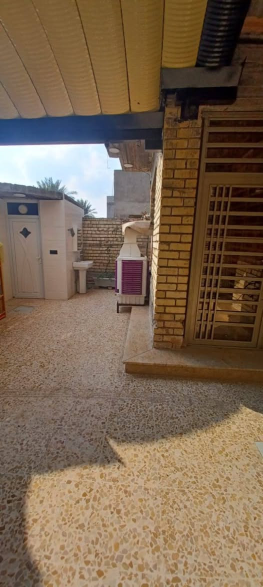 دار للبيع🏠
المساحه 200متر 
برهم (قسط/ونقد)
طابق واحد 
يتكون من/صاله /ومطبخ/وحولي /2غرف نوم صحيات 2
سطح اشتايكر 
البيت كله كاشي 
الدرج مرمر ونارة بيانو 
الصحيات كلهن سيراميك 
المنور سيراميك
الشارع عرضه /9متر 
بصف الطابو مقاطعه 3/10
العنوان /البياع الشرطة الخامسه مدخل منطقة الدوانم 
قرب جامع كرطان الكبير 
للاستفسار الاتصال 
***********. بي واتساب
