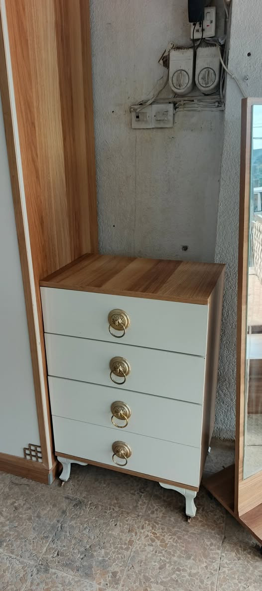 من معرض فهودي الدليمي غرفه تركي فصال سي ان سي 6 باب تتكون من 8 قطع النضافه 90%100 معا الشد والنقل مجاني العنوان موصل سايدين القادسية الثانية قرب جامع علي بن أبي طالب للستفسار موبايل اسيا *********** كورك ***********
