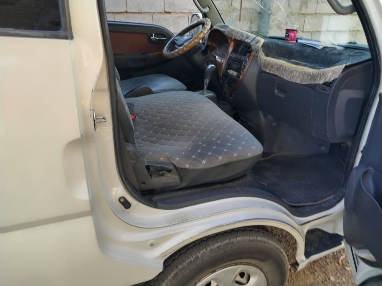 السلام عليكم بنكو مسكر موديل ١٦  سياره جديده ماعده بيه شبر  بارد  بلربع من جهة السايق وبيه بخار قليل السعر  ١٣٤ ورقه الاتصال عالرقم ***********
