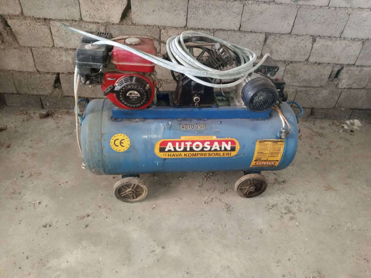 السلام عليكم كمبريسر للبيع حجم 250 لتر شغال بالشرط بعدو شركه يشتغل كهرباء وبانزين للبيع السعر 500 مكاني صلاح الدين رقم الهاتف ***********
