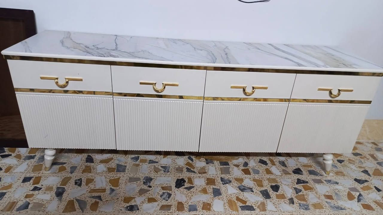ميز بلزمه البيع تكمه الاصلي السعر 100وبيه مجال ***********(***********
