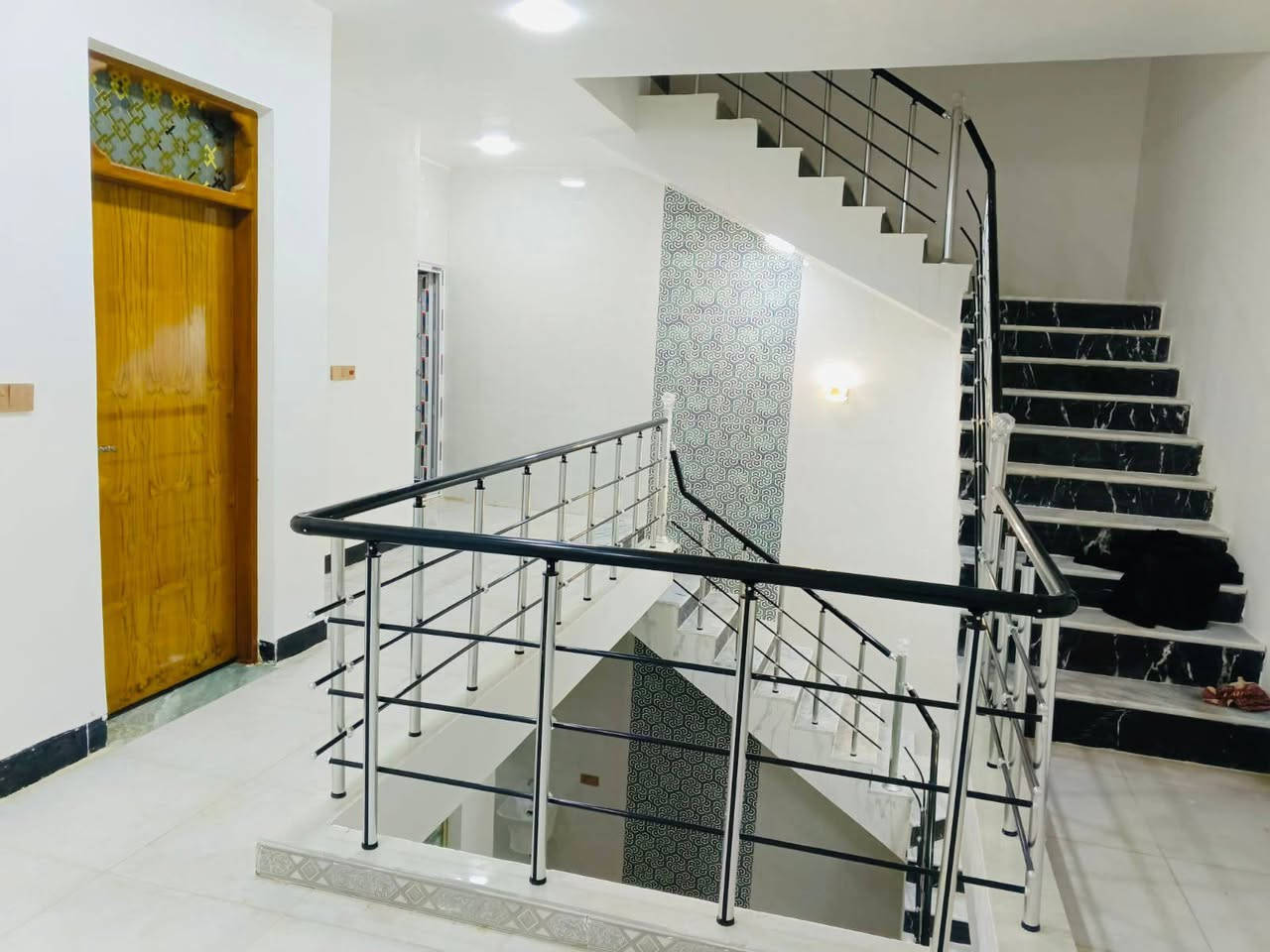 دار للبيع بالنداء شارع قنبر يبعد عن شارع قنبر 20 متر مساحة البيت 200 متر طابقين سعر 195 مع المجال رقم الهاتف واتساب ***********
