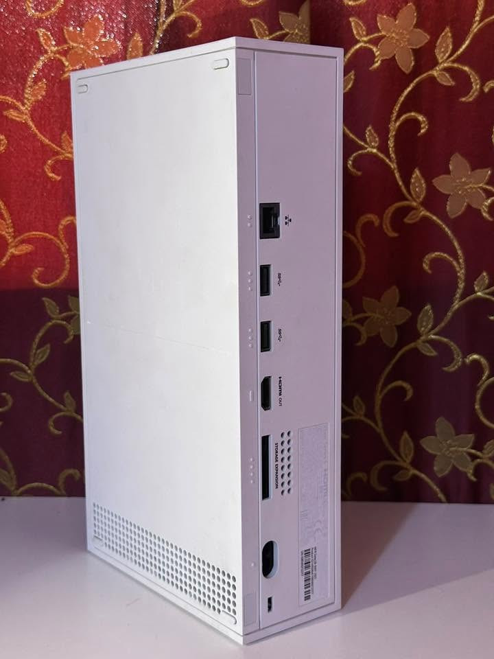 السلام عليكم شباب، معروض للبيع جهاز إكس بوكس سيريس إس (Xbox Series S) نظيف كلش هواي، الجهاز استعمال قليل وعناية شخصية خاصة وعلى إيدي.

📌 تفاصيل الاستخدام والحالة:
 فترة الاستخدام: الجهاز اشتريته بسنة 2022 واستعملته أقل من سنة (استعمال أشهر فقط)،    ومن يومها مخزون بعناية،     
يعني الجهاز بعده بنشاطه.

 الفحص والصيانة: الجهاز والجوّيستك *ما مفتوحين نهائياً*ولا داخلين صيانة ولا مصلحين، وعلى وضع الشركة (ستيكر الوكالة موجود).
 الملحقات والتغليف:الجهاز كامل متكامل ويجي مع كارتونته الأصلية بكامل نشأتها وتغليفها الداخلي الكرتوني، وأكياس الحماية والكتيبات. كل غراضه أصلية (اليد الأصلية ونظيفة جداً وبدون أي فضاوه + واير الباور الأصلي + واير الـ HDMI عالي السرعة الأصلي).

 🔍 للأمانة التامة ولإبراء الذمة (موضح في صور.):
الجهاز كأداء وتشغيل زيرو وسريع جداً، لكن للأمانة يحتوي السطح البلاستيكي الخارجي على **شخوط شعرية سطحية** (موضحة بدقة في صورة) نتيجة المسح والتحريك الخارجي، وهي شخوط ظاهرية فقط ولا تؤثر على الأداء نهائياً.

🎁 حساب الألعاب الملحق (تشد وتلعب مباشرة):
الجهاز يجي معاه حساب يحتوي على لعبتين أصليتين مملوكة بالكامل ودائمياً للحساب:
 1. FIFA 22⚽
 2. Forza Horizon 5🏎️ (أقوى وأحدث ألعاب السيارات)

 السعر المطلوب:400,000 دينار عراقي (وبيه مجال بسيط جداً للشراي الجاد).

الموقع بغداد 

 للتواصل:يرجى المراسلة على الخاص أو الاتصال على الرقم: [***********]

