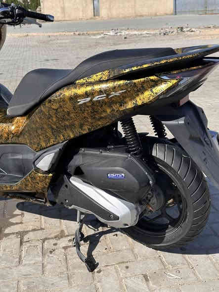 PCX الجيل الرابع 

دراجه مال رمبه جديده 

محركها برغي مامفتوح مكفوله الدراجه 

125 المحرك 

ABS

مغلفه تغليف حمايه وجماليه لونها اسود الأصلي 

مكاني بغداد مدينه الصدر او الشعب *********** اتصال فقط واتساب او الرقم  سعرها 18 $
