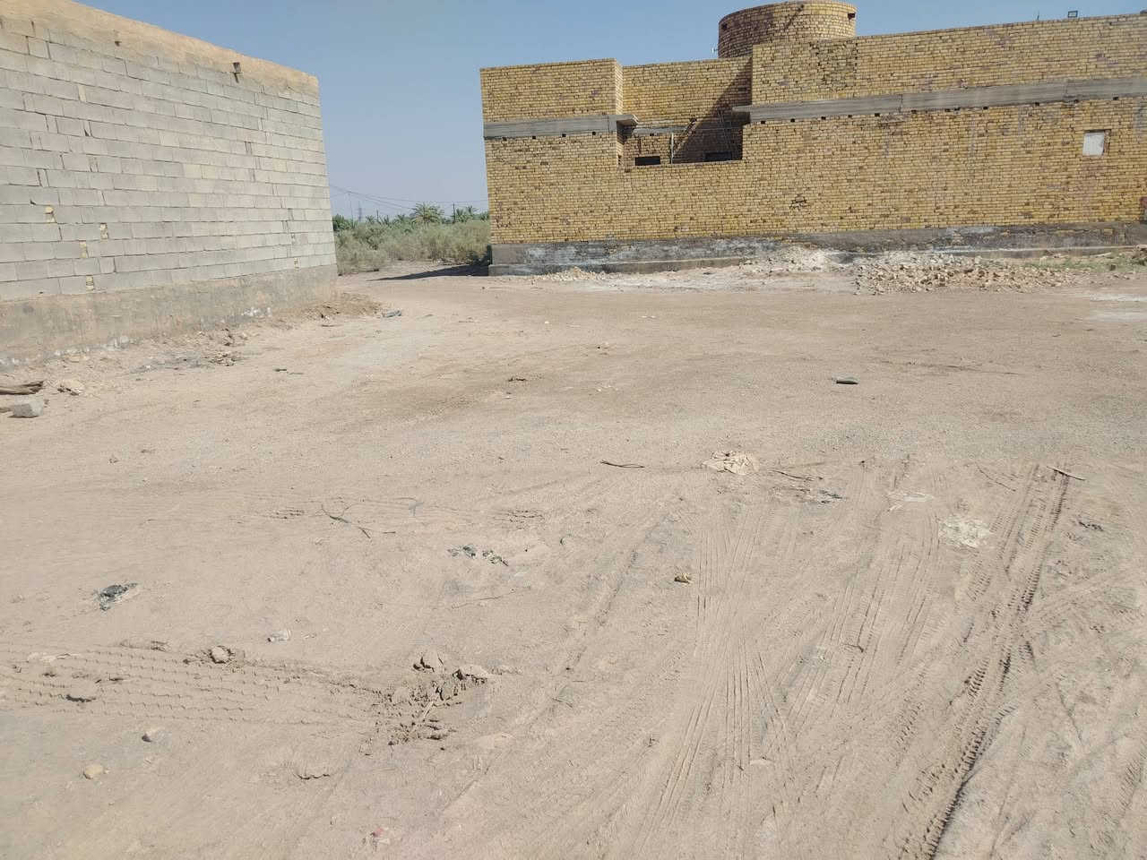 السلام عليكم 
قطعة أرض للبيع
#الموقع
(ميسان_العماره_الحي الجامعي)
رقم معاملة وزير وكالة مباشرة للمُشتَري
#المساحة
(200 متر)
خلف البيت المبني ببلوك مباشرة
واجهيتها على البستان
#السعر
(45)
#ملاحظة يوجد فيديو مثبت اول تعليق
داير المنطقة. 
للاستفسار اكثر الاتصال على الرقم
***********

