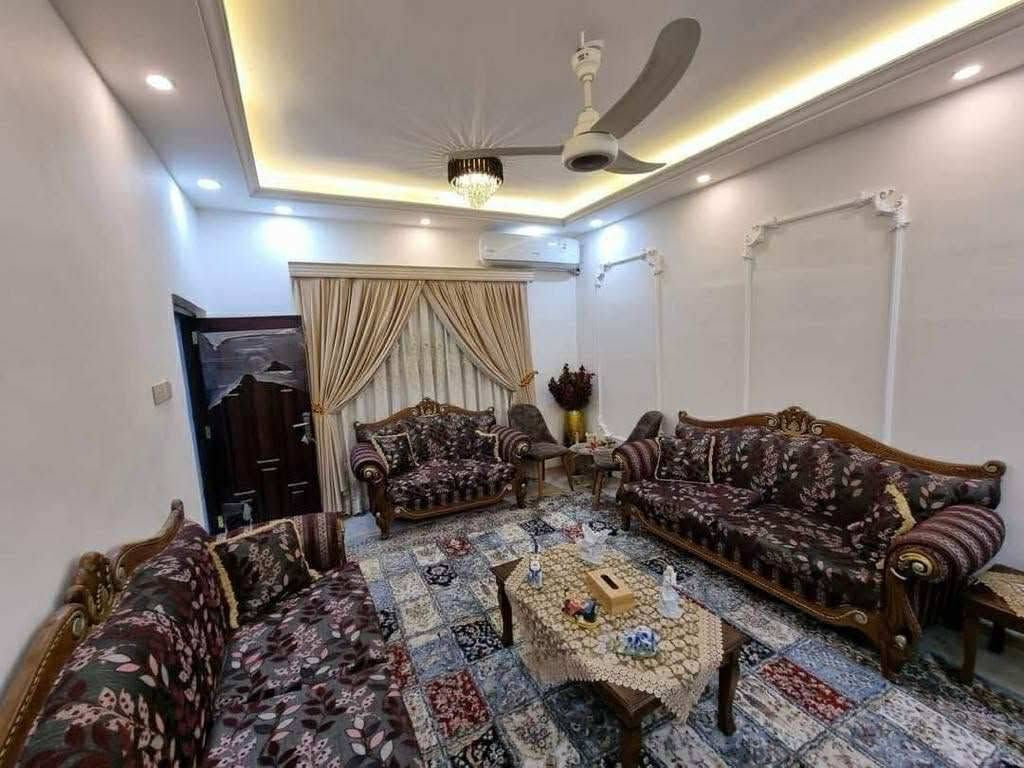 #بيت_منطقة_حي_الصدر_على_شااارع_20_قرب_المدارس 

يتكون من طابقين كونكريت مسلح 
#الطابق_الاول غرفتين وصالة واستقبال ومطبخ وصحيات داخليه وخارجيه وطارمه 

#الطابق_الثاني غرفتين وصاله بالاضافه الى شقه معزوله غرفه وصالة ومطبخ 

مرمم 2025 
________________________________
تفاصيل اكثر زيارة مكتب الجنوب للعقارات 
الواقع في حي العسكري عالشارع العام الرئيسي تقاطع حي الشهداء العماره البيضاء العاليه ام النسر 

او الاتصال عالرقم ***********

بأدارة المهندس حسين عيسى الشمري
