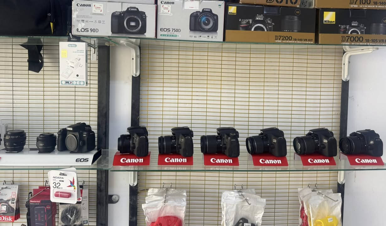 ⸻

🔥 عروض كاميرات كانون وصلت الآن 🔥
📸 احتراف… دقة… أداء يليق بالمحترفين والهواة

متوفر لدى مركز السحاب للكاميرات والمعدات تشكيلة مختارة من كاميرات Canon الأصلية مع عدساتها:

✨ Canon 5D Mark IV
مع عدسة 24–105mm الجيل الثاني (رنك أحمر) 
خيار المحترفين بلا منافس

✨ Canon 850D
مع عدسة 18–55mm – تصوير متطور وجودة عالية

✨ Canon 760D
مع عدسة 18–55mm – أداء ثابت وسهل الاستخدام

✨ Canon 250D
مع عدسة 18–55mm – خفيفة، عملية، ومثالية للمبتدئين

عدسات 50 ملم 

📍 العنوان: بغداد – حي تونس – مجاور حسينية أصحاب الكساء
📞 للحجز والاستفسار: ***********

🚀 الكمية محدودة… اقتنص فرصتك الآن وابدأ تصويرك باحتراف
