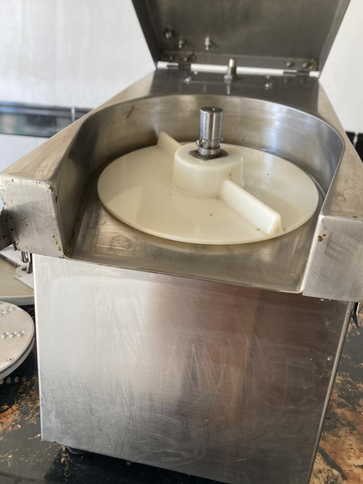 سلام عليكم 
قطاعة خضار ومقبلات 
جديده استخدام شهر
٦ اقراص جدد 
السعر ٤٢٥ الف
تجي تفحص وشغلها وانطيك ضمان هم 
للاستفسار الاتصال على ***********
