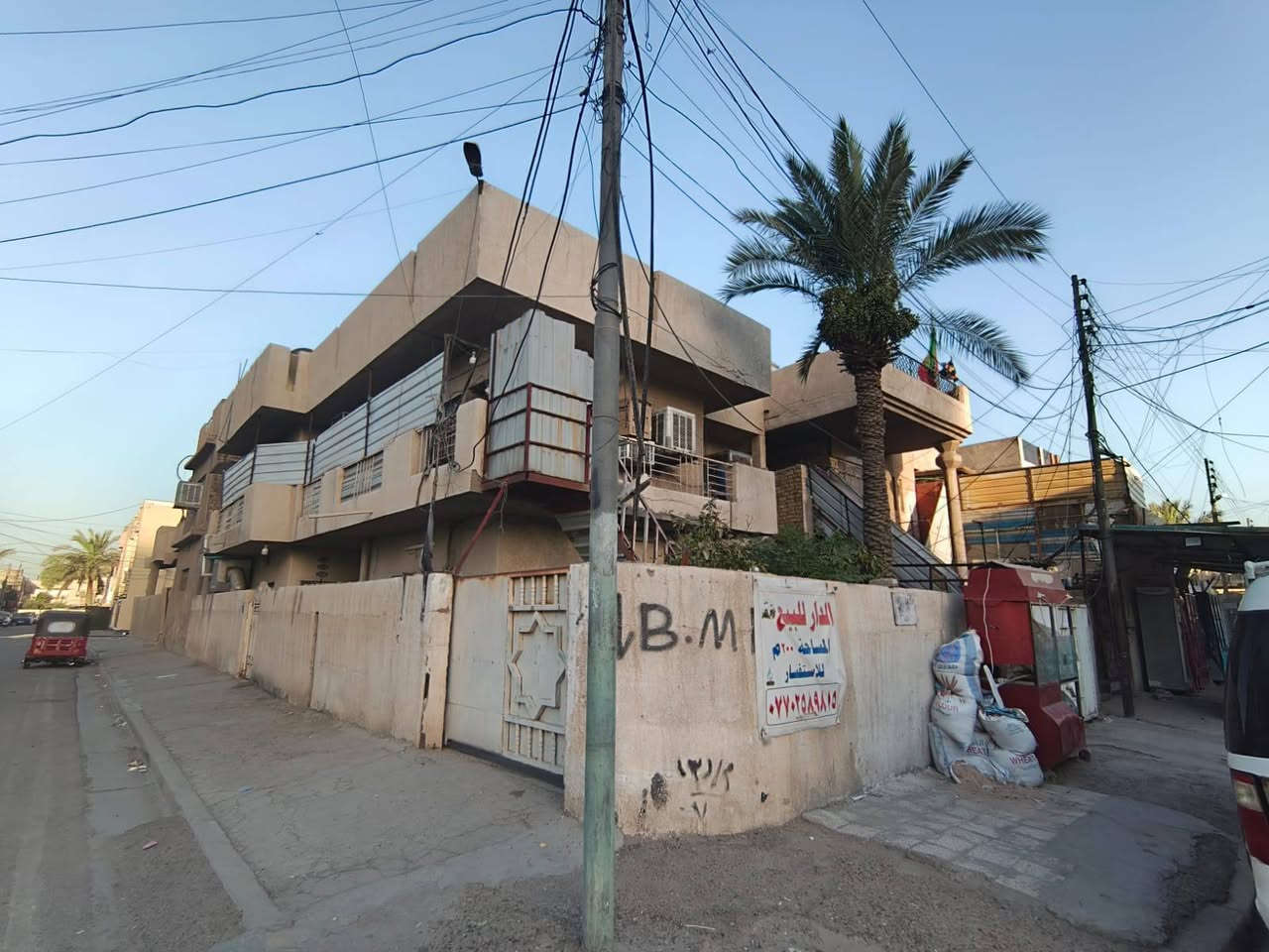 عقار للبيع ركن مميز ، المواصفات كالتالي:
المساحة: 200 متر.
الحالة: بناء ثمانينات.
التوزيع: استقبال ، هول، مطبخ ، صحيات عدد 3، غرف نوم عدد 4، بلكونه، بيتونه ، حديقه صغيره، كراج سيارات عدد 2،سطح على كبر البيت .
مساحه الارض:200 متر
مساحه البناء: 150 متر
العنوان : بغداد البياع حي المواصلات الاولى قرب روضة قطر الندى 
للأستفسار عن السعر والتفاصيل على الرقم التالي ويتواجد واتساب:
*********** بغداد, العراق
