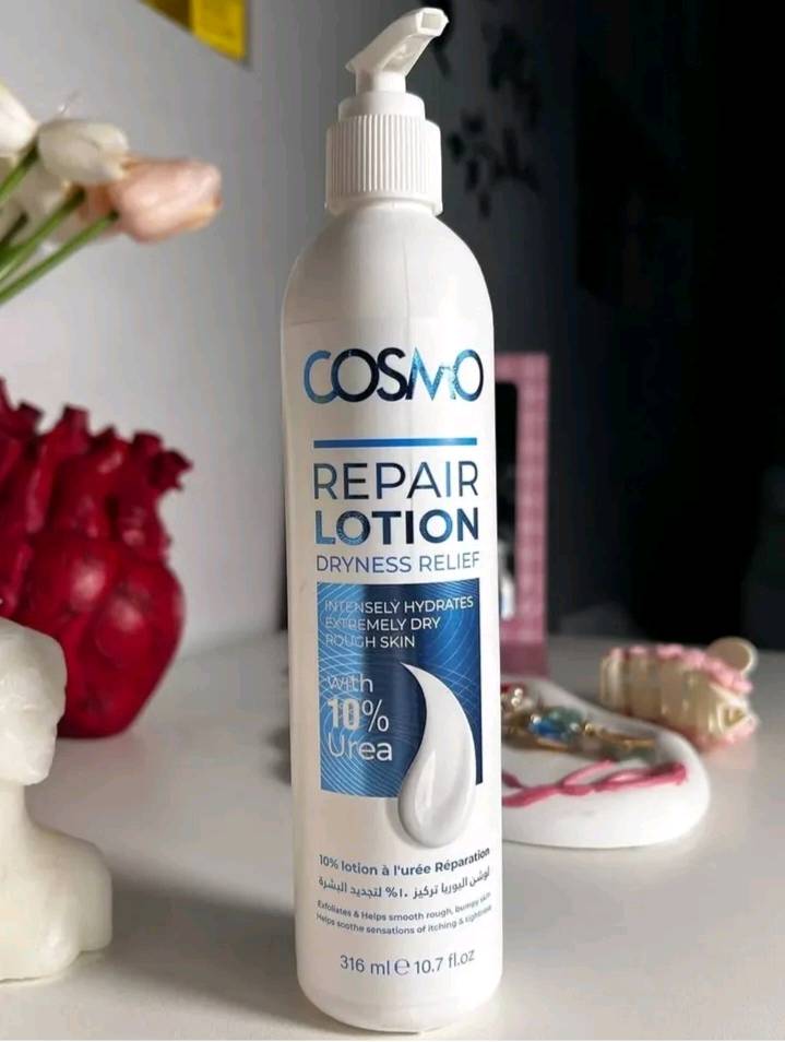 لوشن مع يوريا بتركيز 10% Cosmo Skin Rejuvenating Lotion With Urea 10% 🩵
لوشن يوريا من شركة COSMO لإصلاح البشرة يوفر عناية مكثفة للبشرة شديدة الجفاف والخشونة
لوشن يوريا 10% من COSMO 
– ترطيب عميق وراحة للبشرة الجافة  
- يحتوي على 10% يوريا: 
يرطب بعمق ويُقشر بلطف الجلد الجاف والخشن 
- يُنعّم البشرة ويُعيد مرونتها مع الاستخدام المنتظم
 - يُخفف من القشور والتشققات خصوصًا في المناطق الجافة مثل الأكواع والركب والكعب 
- غني بالبانثينول والمكونات المهدئة لتهدئة التهيج وتقوية حاجز البشرة 
- يُناسب البشرة الجافة جدًا والمتهيجة
 - قوام غير دهني سريع الامتصاص 
- خالٍ من العطور والبارابين 
– آمن للبشرة الحساسة 
- مثالي للاستخدام اليومي للعناية بالجسم