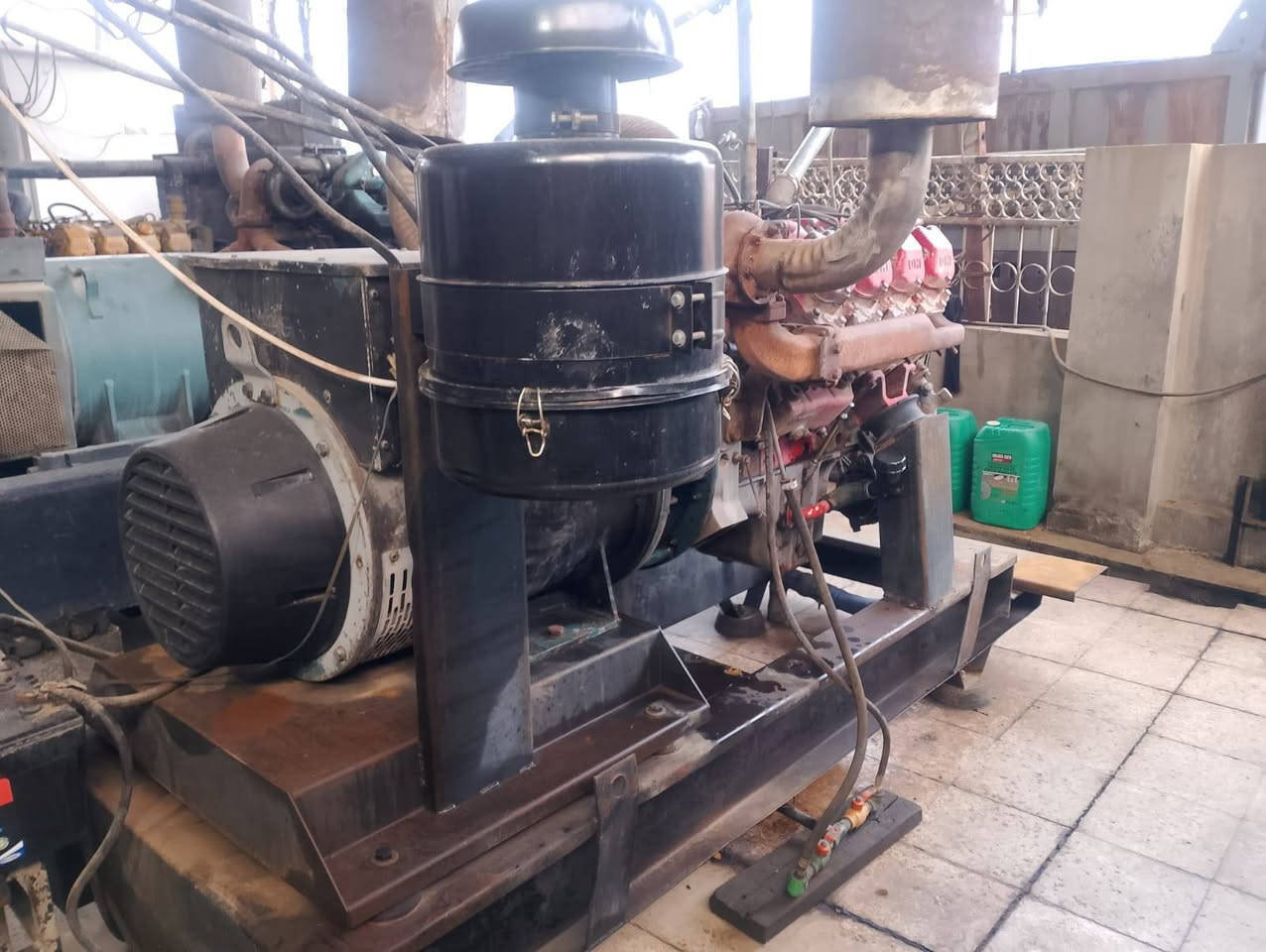 السلام عليكم 
مولد دايو أوربي استندر 
لا صرف ولا نفخ بيها بخار قليل السعر 70$
شرط البيع عل حمل راس توليد 250 مكاني موصل الأيسر 
 تواصل عل ارقام 
***********
***********
