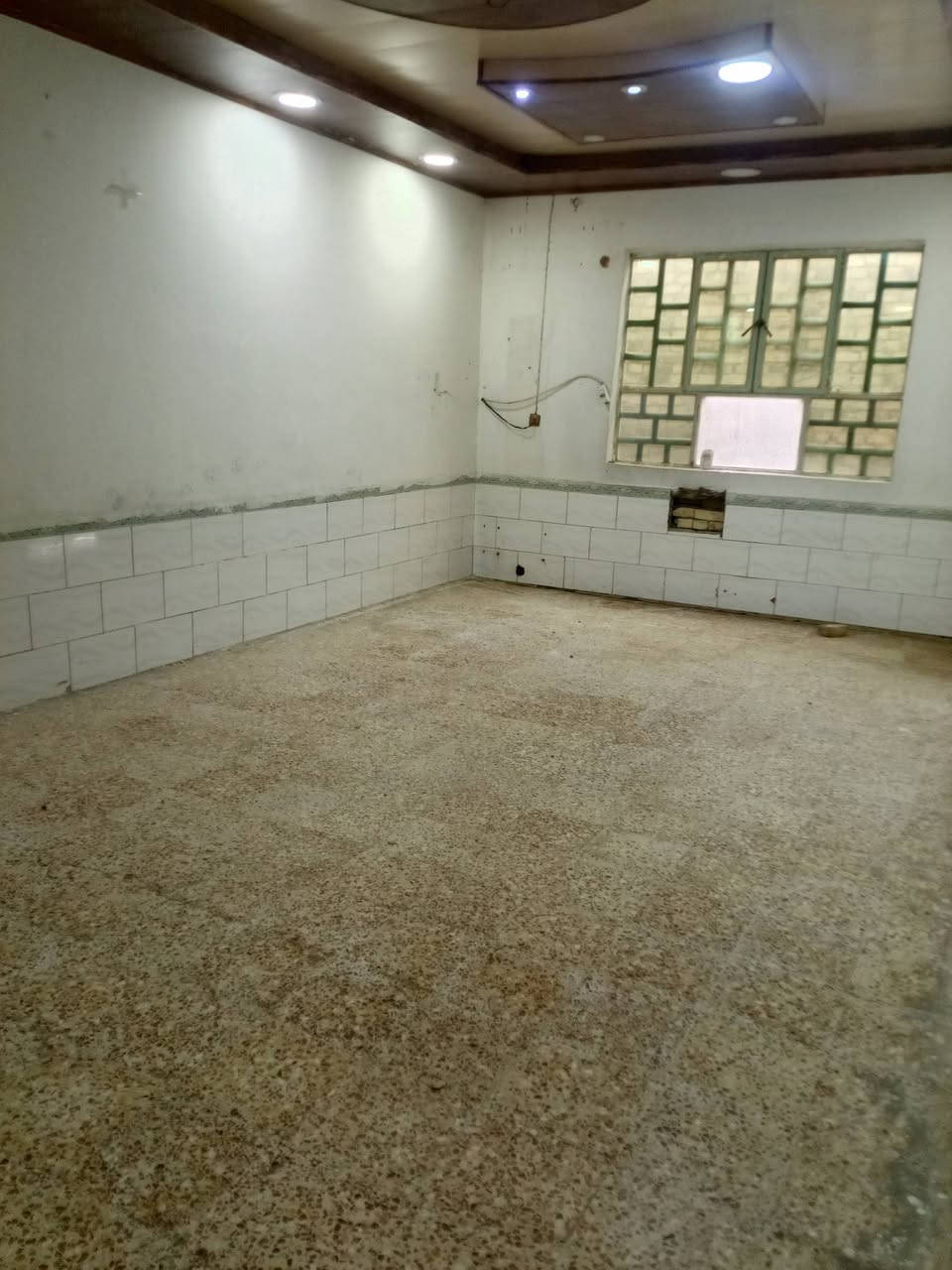 ياالله
مكتب عقارات الثقه يتوفر لدينا بيت تجاري للايجار 
في ابو رمانه السايدين مال المركز البيت النظافه امامكم 
200 متر 
(استقبال . صاله . غرف 2 . مطبخ . صحيات . ساحه .مخزن)
 ايجاره 400 الف للاستفسار يرجى زيارة مكتبي الكائن في حي الرساله شارع الماطور قرب جامع الامام علي عليه السلام أو الاتصال على الرقم 
اتصال هاتفي 📱 أو واتساب ***********
عمولة المكتب 50 الف
