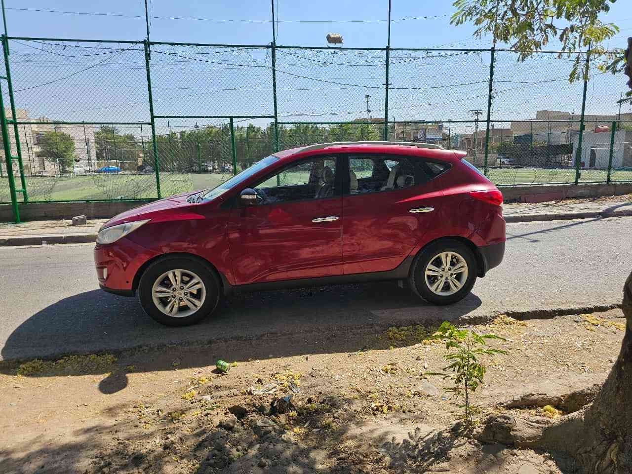 السلام عليكم سياره توكسان موديل ٢٠١٢ خليجي بيها جاملغ وباب تبديل وبنيد صبغ سياره جاهزه محرك كير تبريد تدفئه رقم بغداد نكليزي ابسمي مكاني بغداد  السعر ١٢٢ وبيها مجال بسيط حك الجيه ***********
