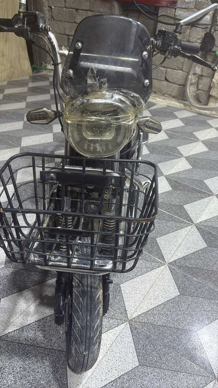 سلام عليكم دراجه شحن للبيع نضامين سته وسبع بطاريات عل فحص كهربائياته كلهه شغاله  موديل 25 نضيف سعر 550 الف مكاني رمادي رقم تليفون ***********
