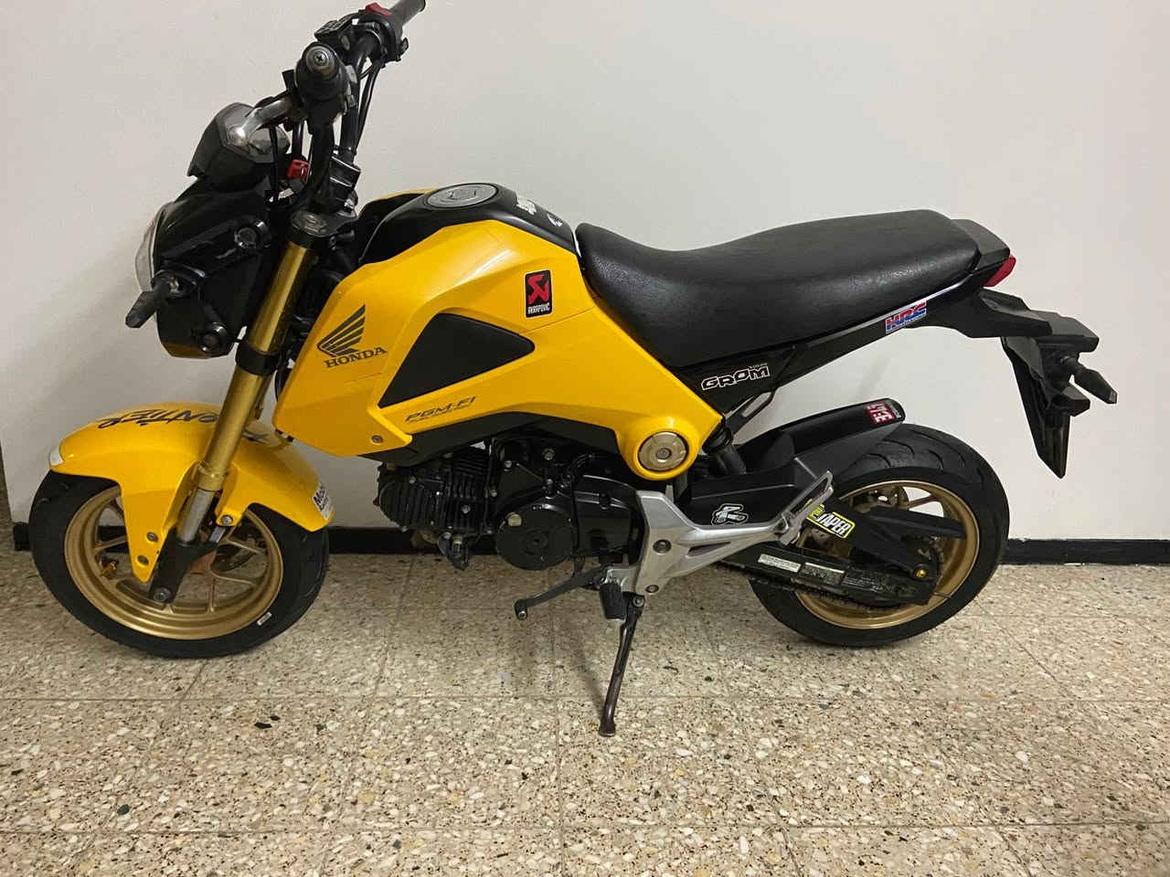 سلام عليكم. هوندا كروم. ياباني للبيع موديل ٢٠١٦حجم مكينه ١٢٥سيسي كير عادي ٤نمر ماشيه 39 لف دراجه مكفوله كفاله عامه زوج تايرات جدد كهربائياتها كله. شغاله  مكاني بغداد  الشعب لشراي يتصل على هذا. رقم ***********
