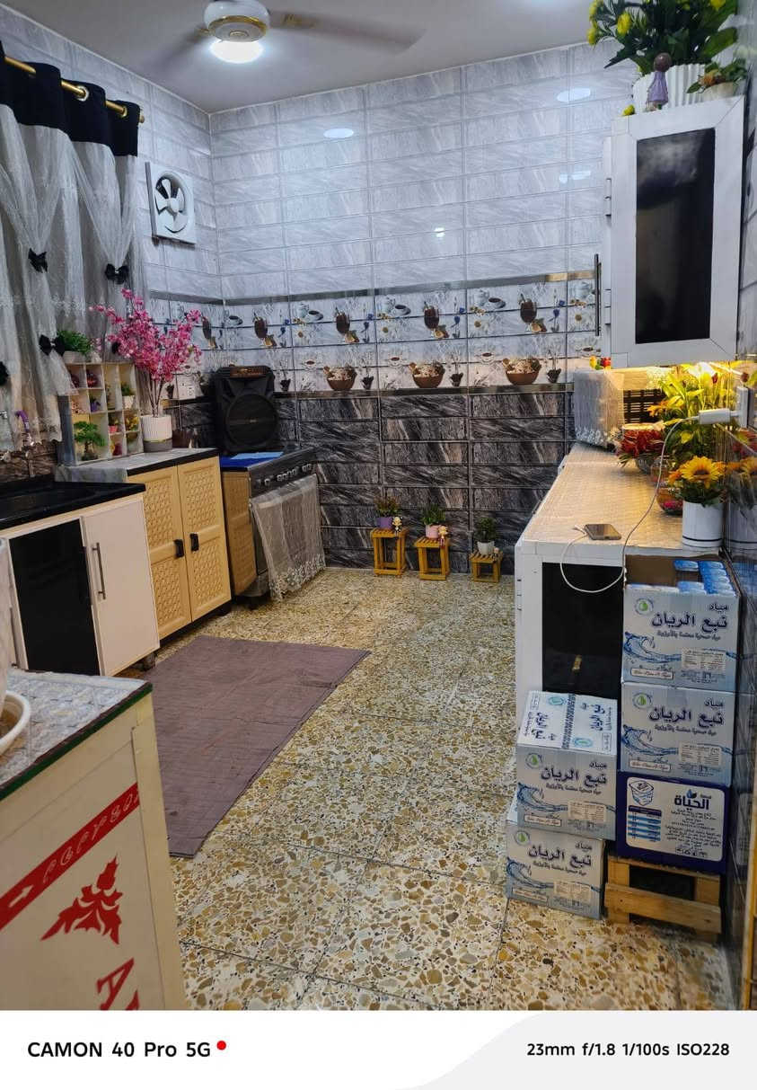 سلام عليكم بيت للبيع طابو زراعي 100متر مربع واجهة 9في11 طابق ونص يتكون من استقبال وغرف نوم عدد 2 ومطبخ وخدمات كامله عنوان بحي البساتين مقابيل بانزين خانه سماه بغداد قرب شارع العام الرئيسي شارع المصطفى ه   سعر 140وبي مجال ***********

