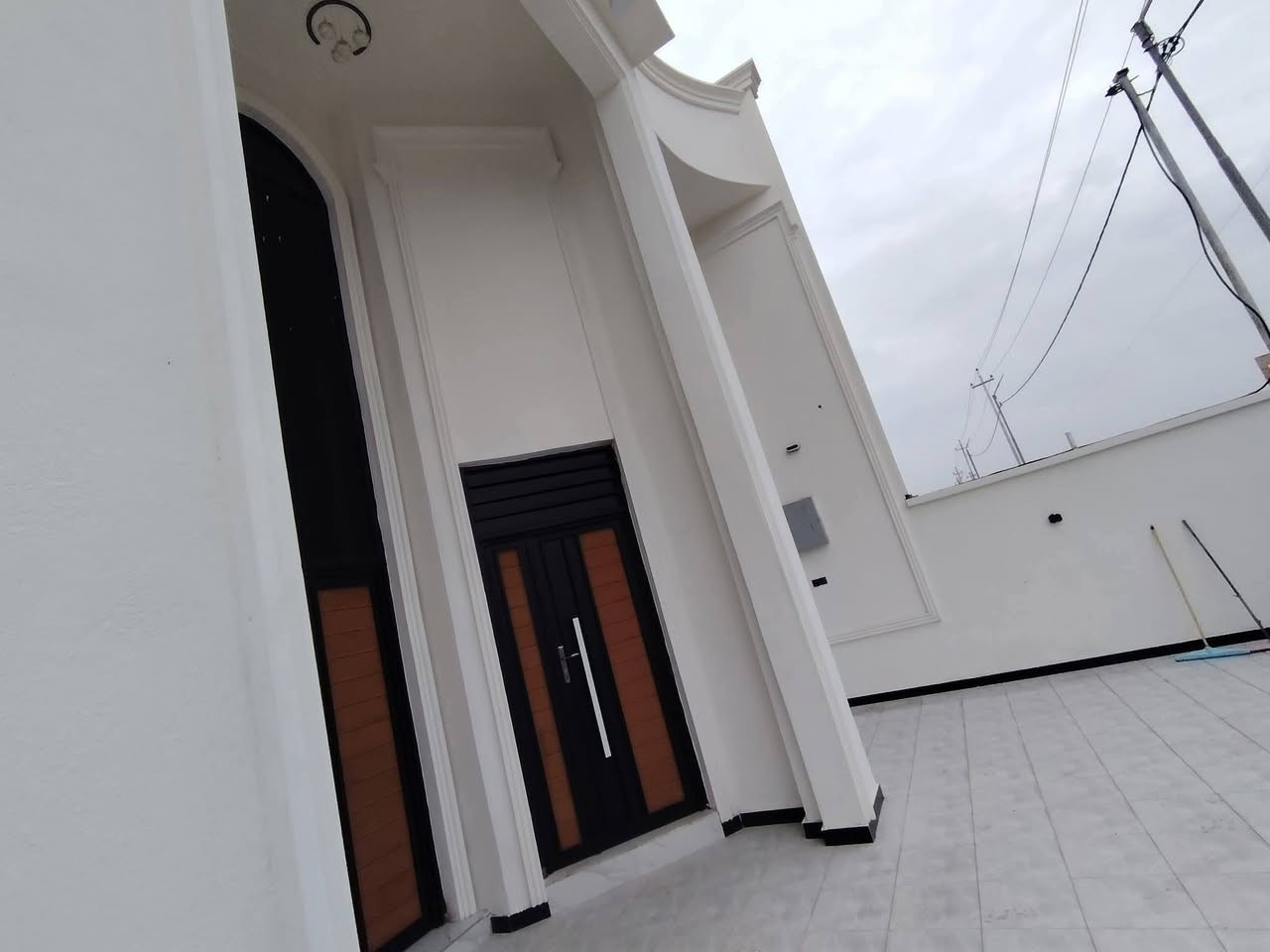 سلام عليكم بيت مساحه ٢٠٠م سند ٢٥ طابو زراعي تحويل باسم المشتري بناء درجه أولئ البيت تسليم مفاتيح مباشر تتوفر كامل الخدمات لاستفسار ***********
 المكان ورديه قرب مدرسه مالك الاشتر
