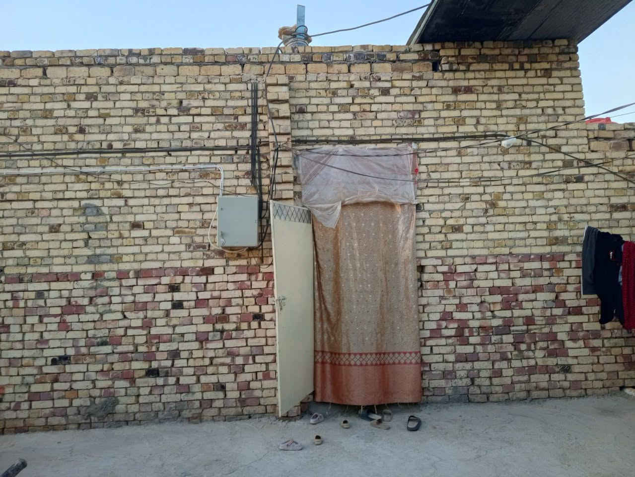 بيت للبيع وره حي صناعي بنيان جديد بي غرفتين وهول جبير عكاده وحمام وبي ثنين مناور وحمام وتواليت داخلي بلمنور بنيان طابوك وهو طابو زراعي مساحه 150 بي خدمات كهرباء وماي ومكانه خلف حي صناعي
 #الـرميثـــه الي يريد يدخلي خاص


**إذا كنت صاحب هذا الإعلان وتريد حذفه لأي سبب، رجاءا أرسل رسالة إلى الدعم الفني**