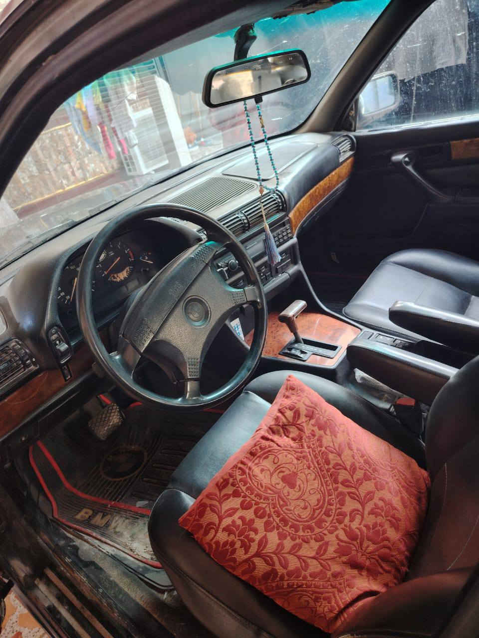 السلام عليكم بي ام دبليو 750 اصل مكينه 735  مصبوغه احزام جماليه مكينة وكير وكسل كفاله عامه السياره جاهزه من كلشي تحويل ثاني يوم السعر 45وبيه مجال مكاني حله حي الجزائر ***********
