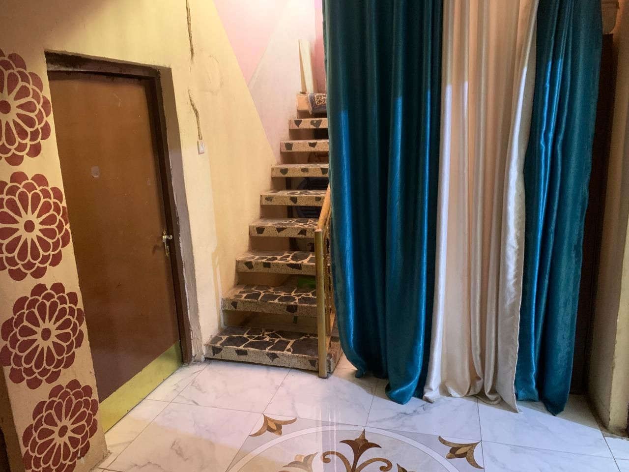 دار للبيع المساحه 200 متر
يحتوي على 3 غرف نوم وصاله وستقبال ومطبخ وصحياة وحمام العنوان حي الوحده خلف مجمع القمه مرجعة مكتب الكعبي للعقار *********** وتساب اتصال
