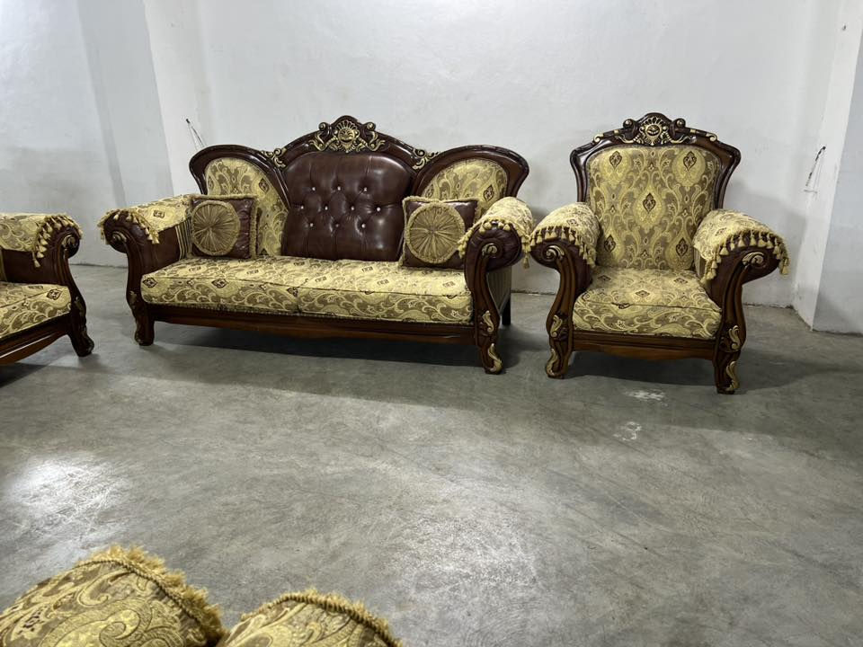 تاقم مەلەکی
هاتینەوە بە تاقمێکی مەلەکی 10نەفەری 
٪95بە پاکی ماوەتەوە زۆر پاک و بێ عەیبە 
ماڵەکە خۆی دیارە شوختی تیا نیە 
بەشەرتی هەموو شتێک
ژم***********
