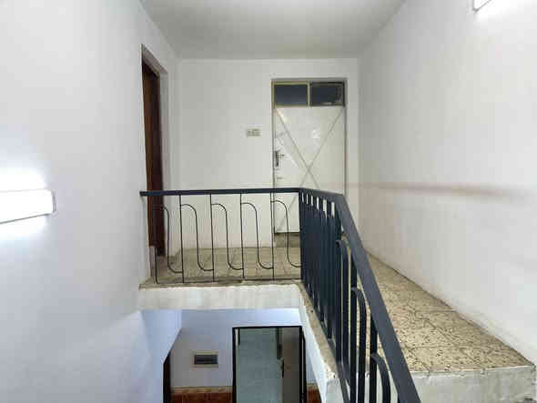 للبيع مساحه 200م /في منطقه حي التجار
شارع الأسواق المركزيه الفراغ المقابل جامع الرسول
الواجه 6.66م النزال 30
الطابق الأرضي 
حديقه +كراج + مطبخ +خدمات +غرفه نوم
الطابق الاول 
3غرف نوم + خدمات
الطابق الثاني 
بيتونه + سطح
السعر 400مليون مع المجال
للاستفسار اكثر اتصال بالرقم او مراجعه مكتب الجوهره للوساطة العقارية الكائن في شارع الكنيسه
***********
