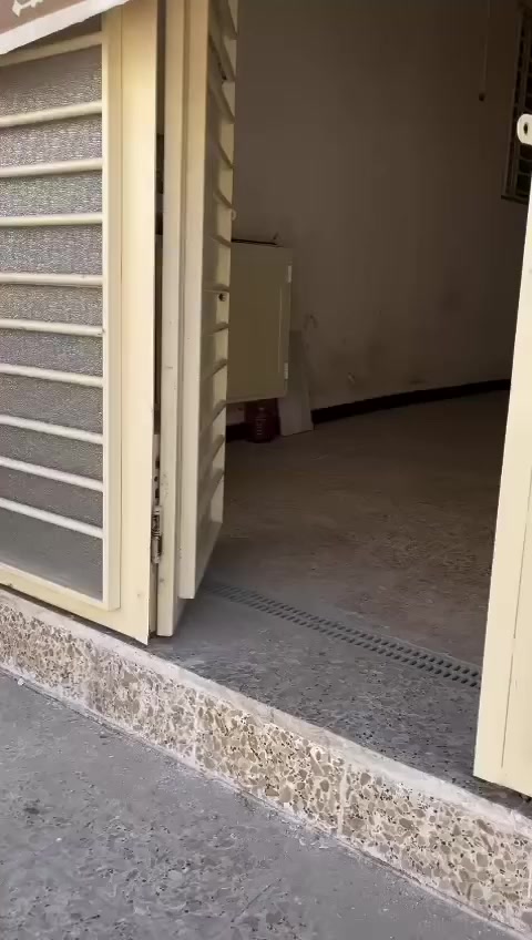 يوجد لدينا شقه للايجار 
تحتوي على غرفتين وصاله وصحيات عدد اثنين ومطبخ بناء حديث 
مساحته 105 متر 
ايجارها 550 الف 
موقعها مجاور مدارس وارث قرب جامعه صفوه
للاستفسار الاتصال على الرقم التالي ***********
