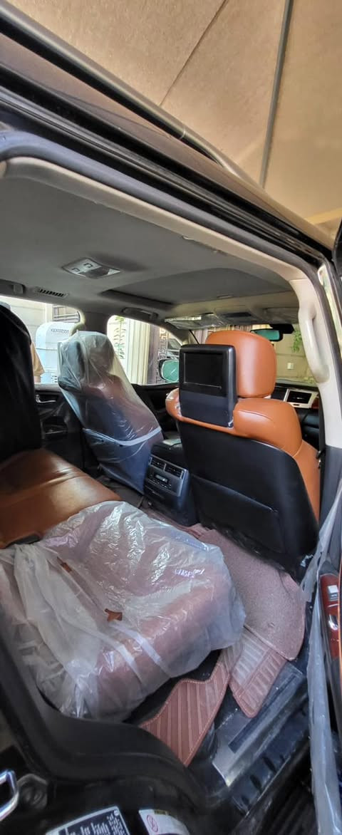 السلام عليكم 
لكزز lx570 موديل ٢٠١٢
رقم بغداد مميز بسمي ✅
مواصفات sport خليجي 
مكينة كير بشرط 
حدادية بشرط شركة 
تخم تاير جديد دلوب 
مواصفات :
تشغيل عن بعد
جام يصعد وينزل بالبصمة
تشغيل بصمه + ٤ بيبان بصمه 
سلايد
ستيرن كهرباء
جكات تصعد وتنزل 
مانع انحدار 
نظام التفاف الي  
جميع الكشنات كهرباء حتى الخلفية  
كشنات امامية تدفئة وتبريد 
لايتات نظام afs تصعد وتنزل مع السياقه 
زراك لايت 
انظمه قيادة sprot normal comfort 
نظام زحف الي 
نظام دفلوك 
نظام نزول للاشخاص الكبيره في السن والمعاقه
رادار امامي مع كروس السرعه توقف ذاتي عند الاقتراب من سياره 
حساسات امايه وخلفيه وجانبيه 
٤ كامرات ٣٦٠ درجه 
صندوق كهرباء 
مرايه قلاب
طفاية حريق بلادية
ثلاجة في مسند الذراع  
وسائد هواية ٨ 
شاشه وسطيه اماميه + شاشات
سياره جديده كلش 
السعر:350وبيه مجال بسيط بيع او مراوس
رقم الهاتف:***********
