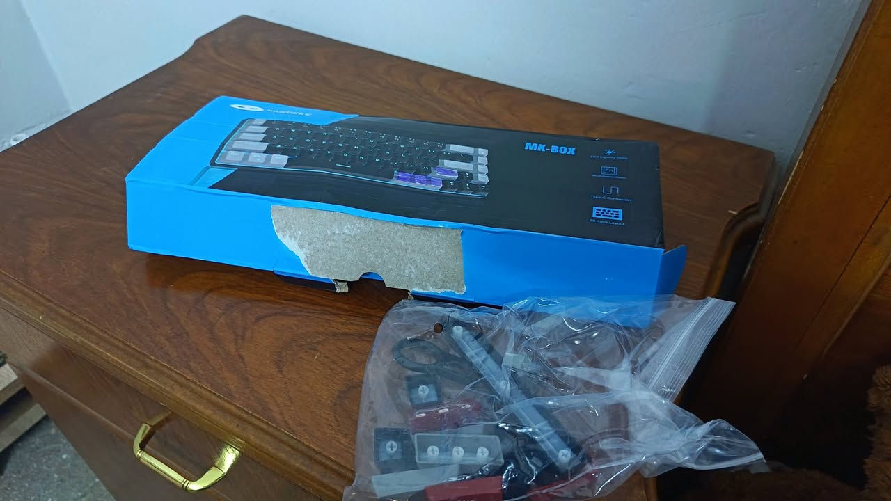 كيبوردات اثنين للبيع
الاسود ريد سويج وياه كي كابس تكدر تغيرهن 
الابيض بلو سويج
اكتبلي سعرك بالتعليقات او كلي اراسلك خاص


**إذا كنت صاحب هذا الإعلان وتريد حذفه لأي سبب، رجاءا أرسل رسالة إلى الدعم الفني**