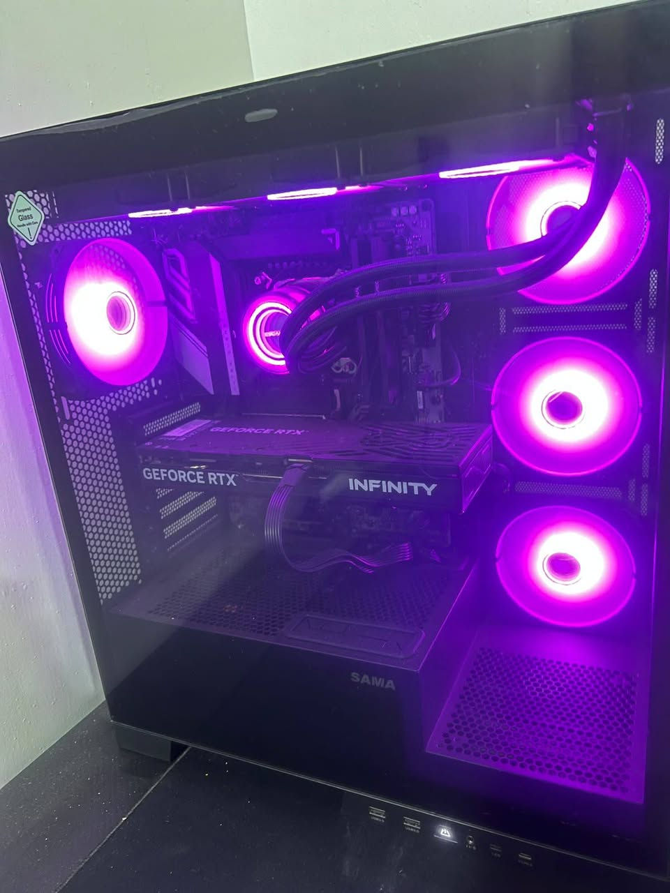 🔥 للبيع تجميعة PC احترافية – Gaming / Workstation 🔥
إذا تبحث عن جهاز قوي يشغل أحدث الألعاب ويقدم أداء ممتاز بالمونتاج، التصميم، والبرامج الثقيلة، فهذه التجميعة خيار ممتاز.
المواصفات | Specifications:
المعالج | CPU: Intel Core Ultra 7 265K
اللوحة الأم | Motherboard: Gigabyte Z890 UD
كرت الشاشة | Graphics Card (GPU): Palit GeForce RTX 5070 Infinity 3 12GB
الذاكرة | RAM: ANACONDA 32GB (2×16GB) DDR5 6000MHz CL38
التخزين | Storage: Lexar NM620 1TB M.2 NVMe SSD
الكيس | Case: SAMA Neview 4503BK Black
مزود الطاقة | Power Supply (PSU): Thermalright TR-SG850S 850W 80+ Gold
مبرد المعالج | CPU Cooler: ESGAMING CZ-360 Black Liquid Cooler (360mm)
المميزات | Features:
🎮 مناسب لأحدث الألعاب على دقة 2K و4K.
🎬 ممتاز للمونتاج، التصميم، والبث المباشر.
⚡ سرعة عالية في تشغيل النظام والبرامج.
📍 الموقع | Location: بغداد
💰 السعر | Price: (٣ مليون ) قابل للتفاوض بالمعقول
📩 للتواصل | :  ***********
