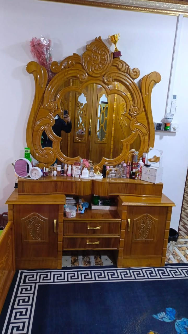 اثاث كامل غرفة نوم 4 قطع ( كنتور + ميز ابو المراية + جرباية نفرين + فراش ) نضيفة السعر مليون و نص اي استفسار ***********
