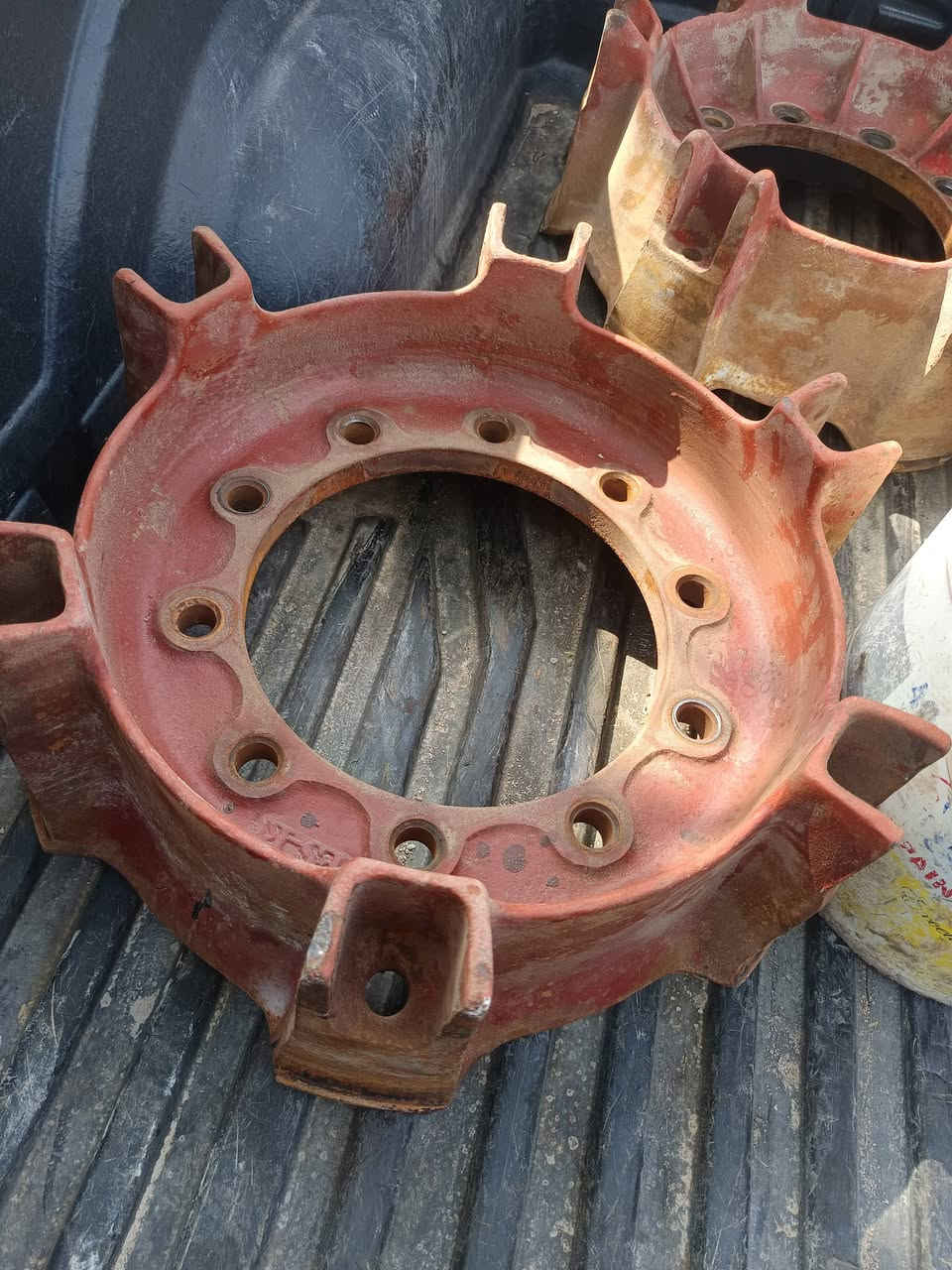 السلام عليكم ورحمة الله وبركاته
قطع 24للبيع بيهن تايرات كامله بس التايرات تعبانات ***********
