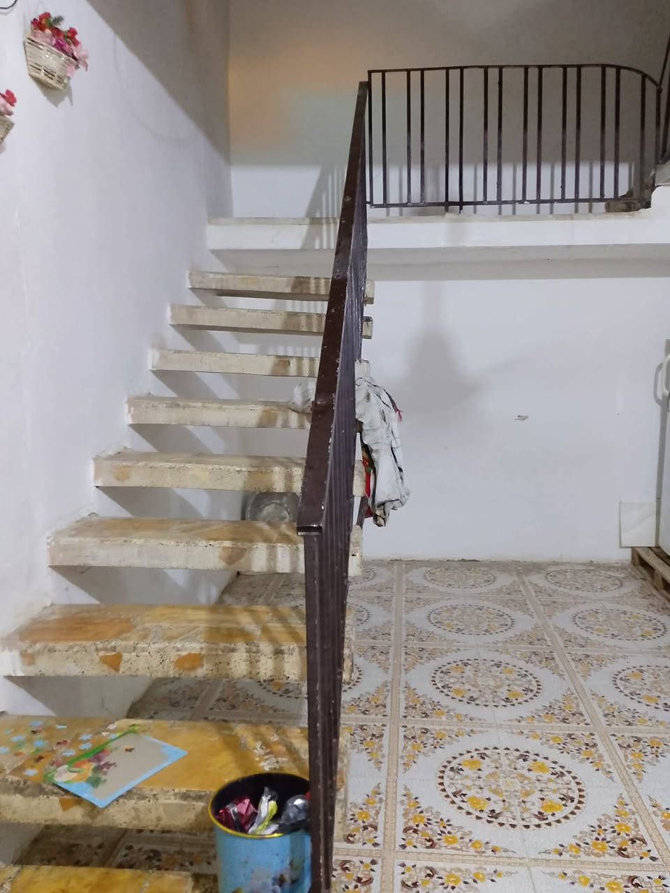 للبيع بيت طابو صرف مساحته 200متر طابقين مكون من اربع غرف نوم وكلدور جبير واستقبال جبير ومطبخ وصحيات وحديقة وطرمة وكراج مجاري وصرف صحي قريب من الشارع العام حي العسكري شارع 80 جهة النجف بفرع الصيدلية النموذجية واتساهل للشراي ***********
