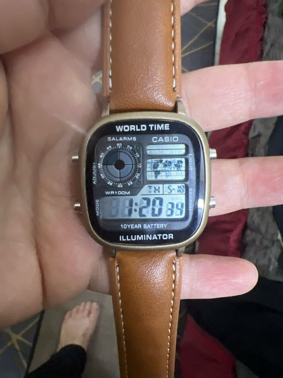 للبيع: ساعة كاسيو World Time الأصلية
ساعة كاسيو اليابانية الأيقونية بتصميم كلاسيكي أنيق.
• الموديل: Casio AE-1121WH (نسخة يابانية).
• المميزات: توقيت عالمي (خريطة رقمية)، 5 منبهات، إضاءة LED.
• البطارية: تدوم حتى 10 سنوات.
• المقاومة: ضد الماء حتى 100 متر.
• الحزام: جلد بني فاخر.
• الحالة: ممتازة وشغالة 100%.


**إذا كنت صاحب هذا الإعلان وتريد حذفه لأي سبب، رجاءا أرسل رسالة إلى الدعم الفني**