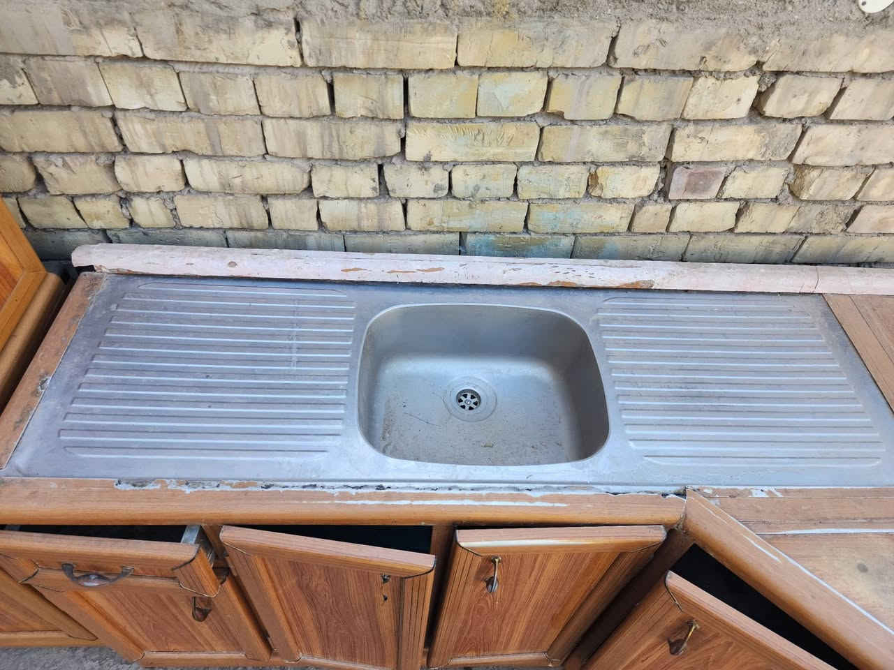 سلام عليكم كاونتر 3 قطع نضافة 80% القياسات الكاونتر مع الملحق طول  200 سم / السنك طول 190 مع العرض زاوية 86 السعر 300 ( بدون توصيل )بغداد/ البلديات *********** وتساب
