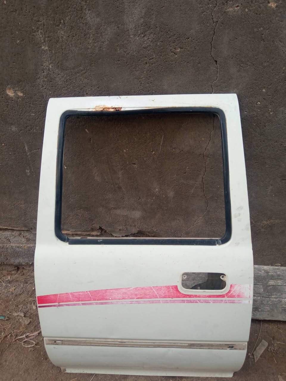 اسلام عليكم /بيبان تيوتا موديل تسعينات مع جاملغات السعر 250 وبيه مجال مكاني السماوه  الخضر /***********/***********
