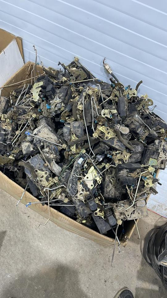 السلام عليكم. 
قفاله بيبان سيارت. كيه هونداي.  موديل من 2007 ل2025

بيع جمله بسعار مناسبه ***********
