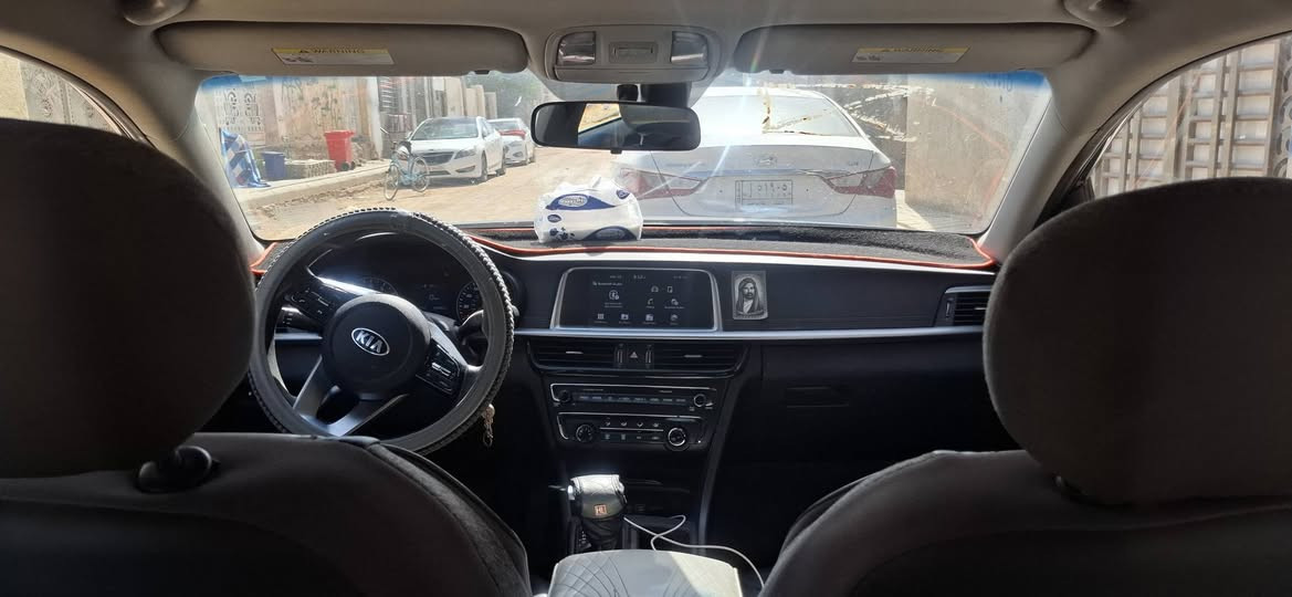 سلام عليكم سيارة كيا اوبتيما 2019 شكل 2020 وارد أمريكي  
مواصفات 
محرك 4 سلندر 2400
دواخله جلد 
الكامره الخلفيه 
شاشه كبيره 
مستشعر وقود 
حساسات اماميه وخليفه 
نظام ابل كاربلي 
ونظام اندرويد اوتو 
والسياره تحتوي على منضومه غاز 
حداديه كامله 
كير مكفول 
مبدل نص تخم تايرات جديد 
دوشمه دواخل كامله واصليه 
ضربتها 
بالجنطه ومصلحه تصليح اصلي بدون ايرباكات 
سياره كامله من كل شيء الي رايده يتواصل وياي على هذا الرقم *********** بيه واتساب هم ما متواجد على فيس 
السعر 123ورقه وبيه مجال بسيط
