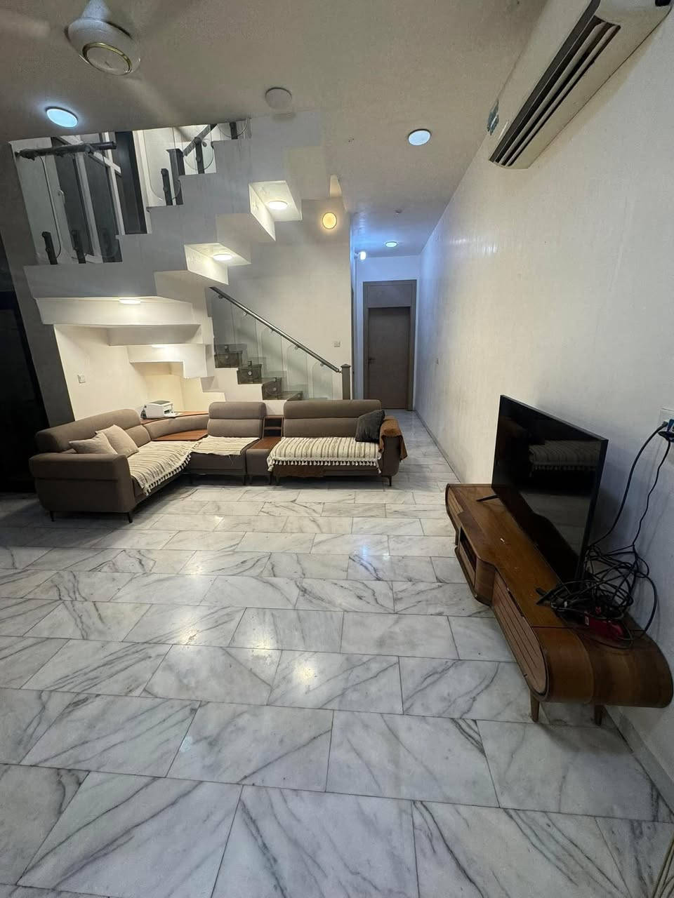 ⁨ ⁨ 🏠بيت طابو زراعي سند 25 لبيع 🏠

. ((((🏢🏢🏢🏢 🧿🧿🧿)))) ⭕

الموقع // حي الصحه شارع المحوله تقسيم المدينه المائيه الثاني 
 
المساحـــة الكليه / 120 

الواجه / 6

التفاصيل // الطابق الاول /يحتوي ع غرفه نوم صاله مفتوحه ع هول مطبخ  صحيات 

الطابق الثاني / غرفتين نوم صحيات بيتونه 

السعر :  ***********  محمد الجنابي المدهش  للعقارات⁩⁩
