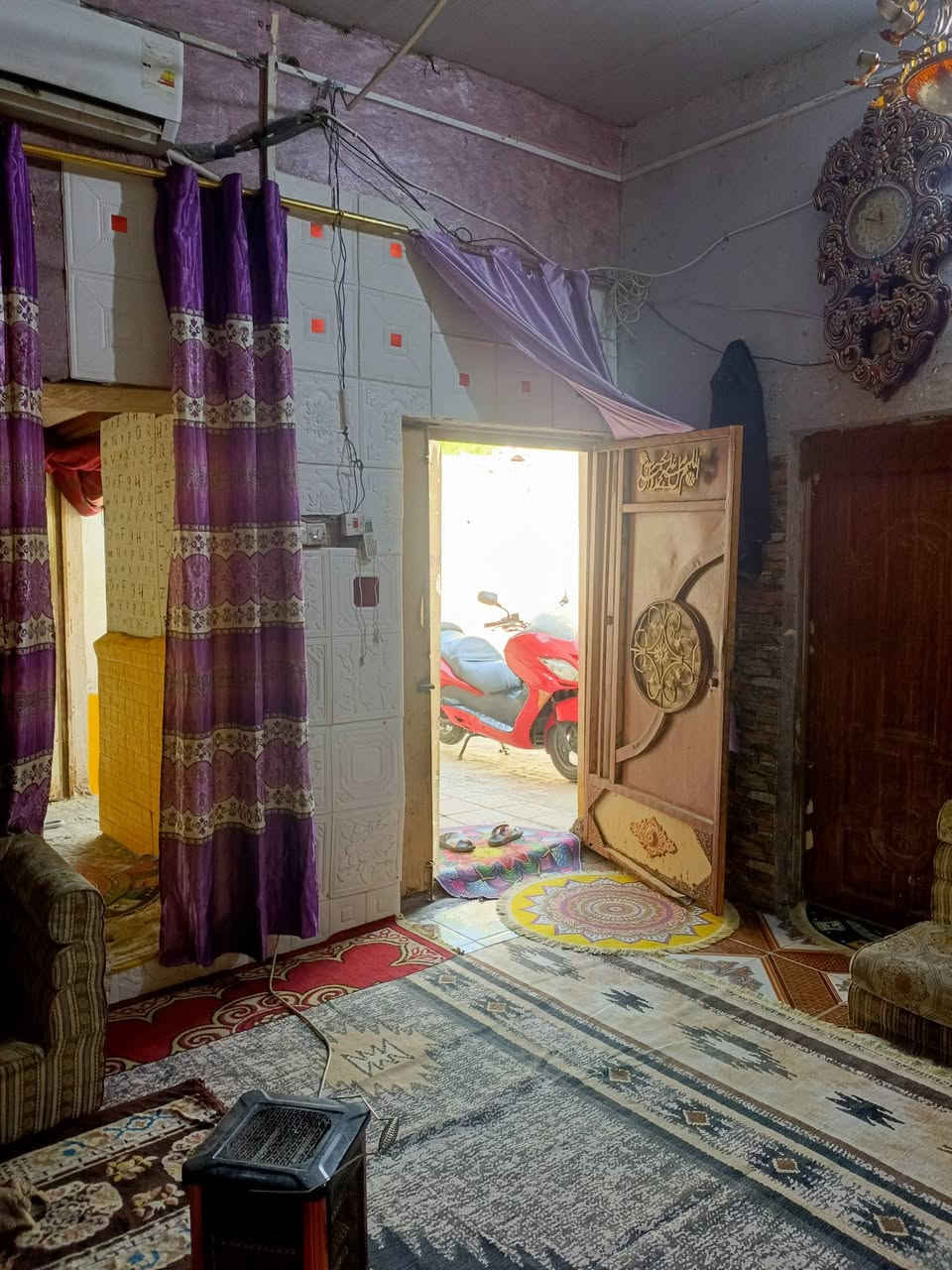 السلام عليكم بيت تجاوز حي المهندسين بيت ركن على شارعين ثلاث غرف وصاله ومطبخ وحديقه اكبر من البيت السعر 22وبي مجال *********** وات ساب
