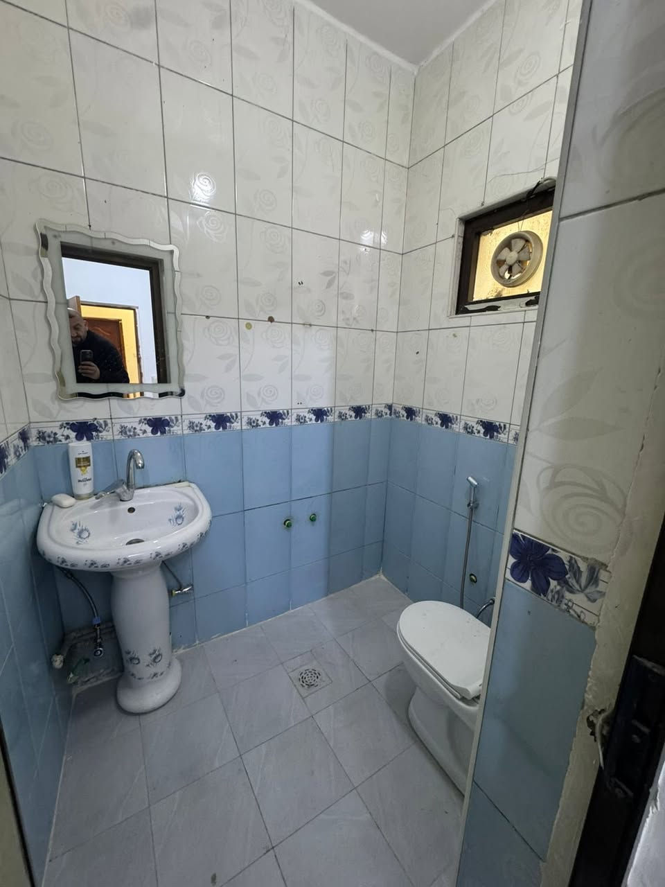 #للايجار_في_السيدية
دار سكني المساحة70م

يحتوي ع ثلاث غرف وصالة ومطبخ وخدمات 2

السعر 750 الف قفله

الموقع مربع تبوك

للأستفسار:***********

مكتب الفهد للهندسي للمقاولات العامة
