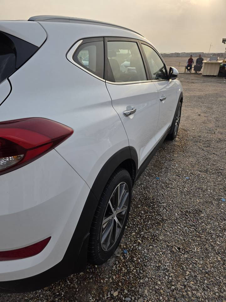 🔴 هيونداي توسان خليجي 2018 – أبيض
▪️ العداد: 102 ألف كم
▪️ البيبان جهة السائق وخلف السائق مبدلات ومصبوغات وكالة هيونداي
▪️ شوية معجون بالدوسة فقط
▪️ شوية تقشير بالبنيد (شوف العين)
▪️ المحرك مفتوح وأنطيك شرط:
  ❌ لا تبخير
  ❌ لا تنقيص
  ❌ لا دوانص
  خير من الله
▪️ باقي السيارة كلها كفالة
▪️ السيارة جاهزة، ما تصرف عليها شي
▪️ تطلع تراي وتوديها وين ما تريد
▪️ سيارة مال جناي
💰 السعر: 160 ورقة
📉 مجال تفاوض بسيط
📞 *********** البصرة, العراق
