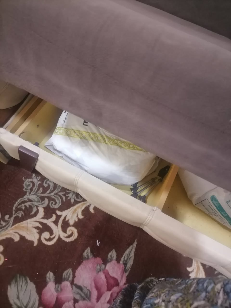 قنفة تخم تركية مقعدين تصير سرير ومخزنية  مستعملة قليل قماش وتربروف السعر 50 الف وبيها مجال
 العنوان  بغداد الشعب رقم الهاتف ***********
