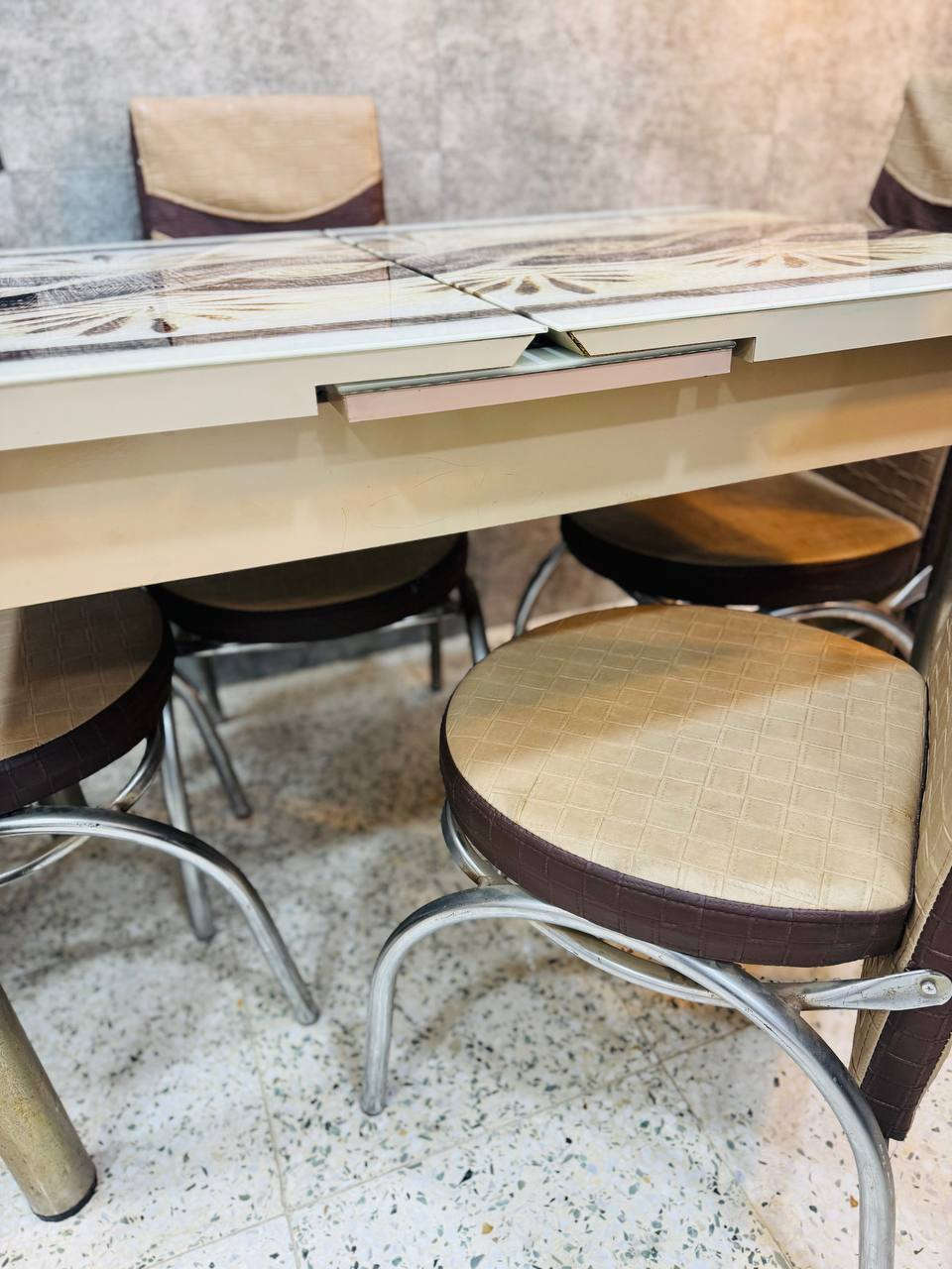 السلام عليكم ميز طعام و4 كراسي جديد سلايت يتكبر ويزغر ثكيل وقوي كلش 
*********** واتساب
